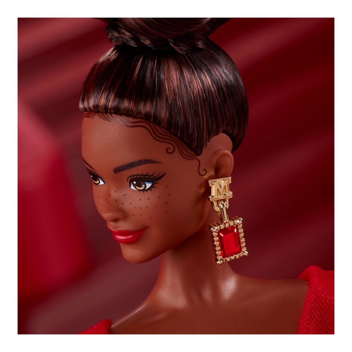 Imagen 5 de Barbie Signature 80 aniversario con vestido largo de tul rojo brillante pelo moreno Mattel