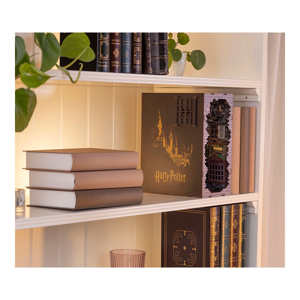 Sujeta libros con luz para montar Diagon Alley Harry Potter Revell 26