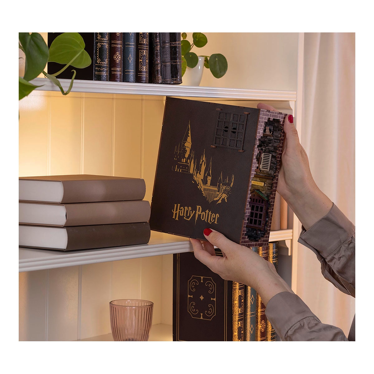 Sujeta libros con luz para montar Diagon Alley Harry Potter Revell 27