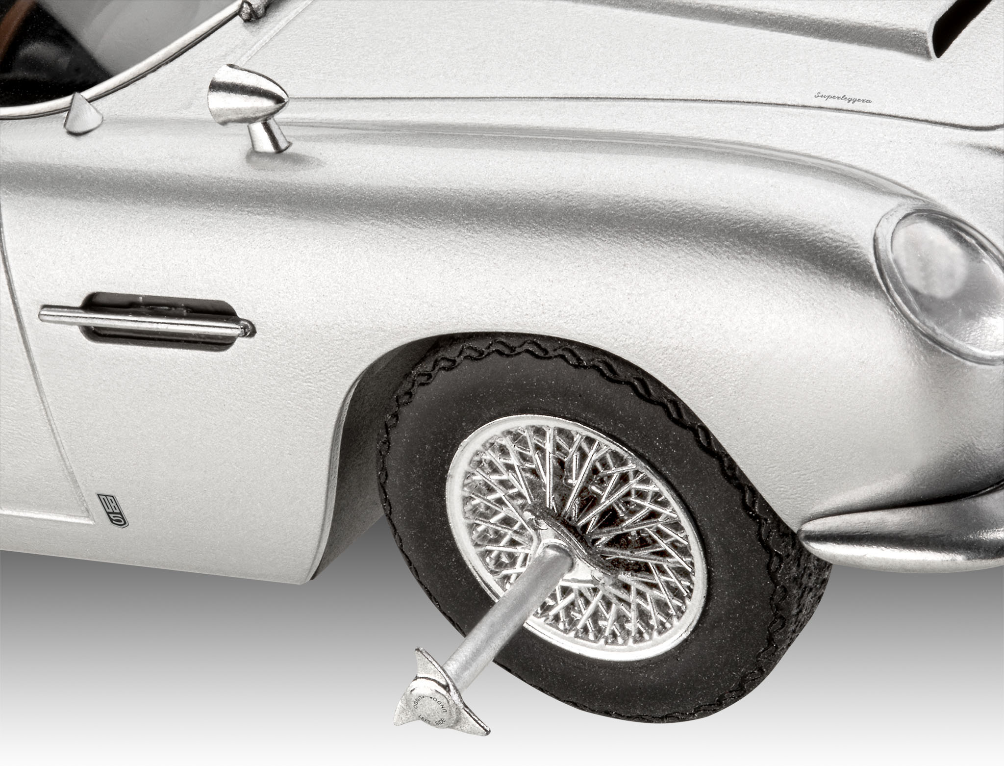 Maqueta James Bond Aston Martin DB5 con accesorios básicos Revell 5