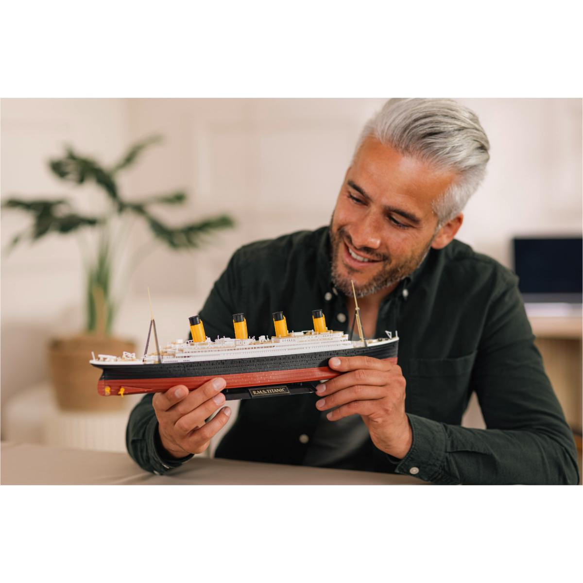 Imagen 15 de Maqueta de montaje a presión Sistema Click System prepintada escala 1:600 con 156 piezas,adhesivos y peana R.M.S.Titanic Revell