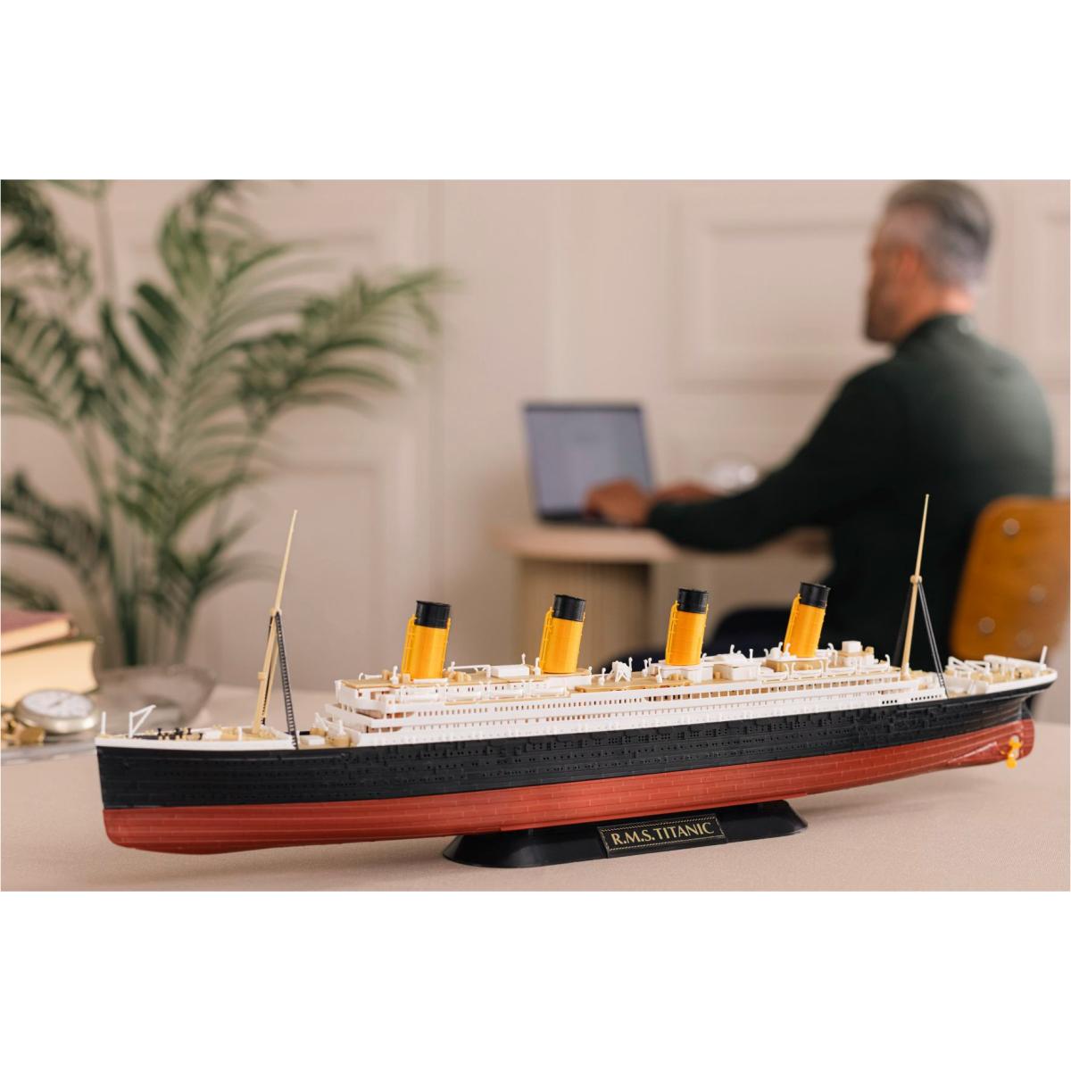 Imagen 16 de Maqueta de montaje a presión Sistema Click System prepintada escala 1:600 con 156 piezas,adhesivos y peana R.M.S.Titanic Revell