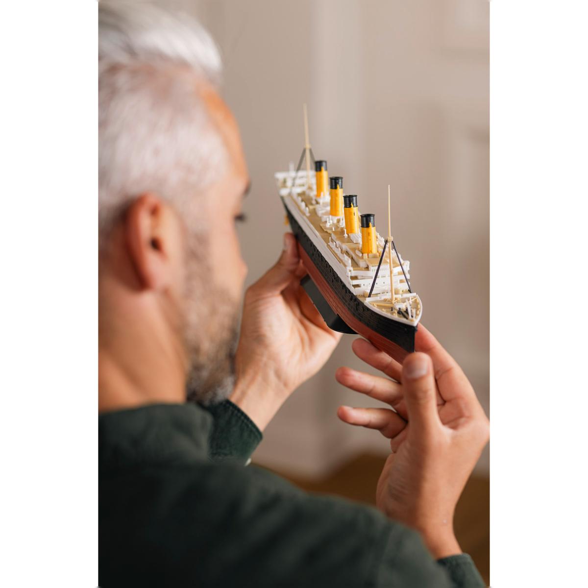 Imagen 21 de Maqueta de montaje a presión Sistema Click System prepintada escala 1:600 con 156 piezas,adhesivos y peana R.M.S.Titanic Revell