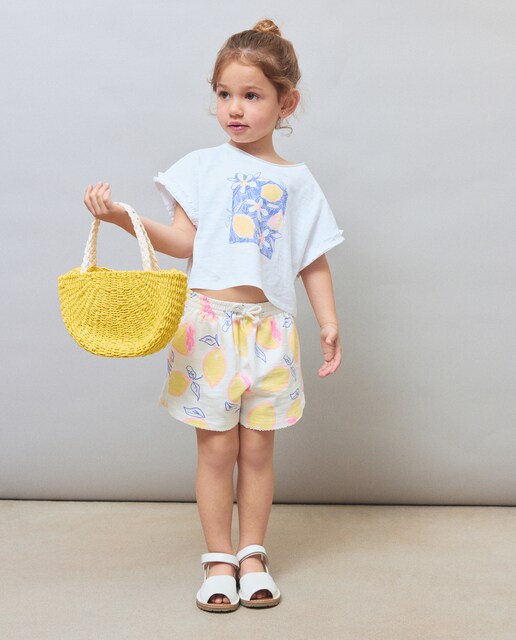 Short felpa estampado de frutas con abado en bajo picotting de niña