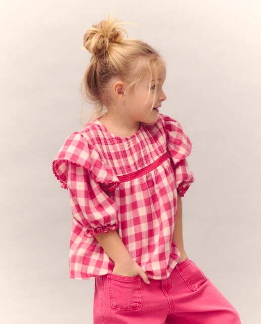 Blusa manga larga romántica pechera con pleats y volante en hombro de niña