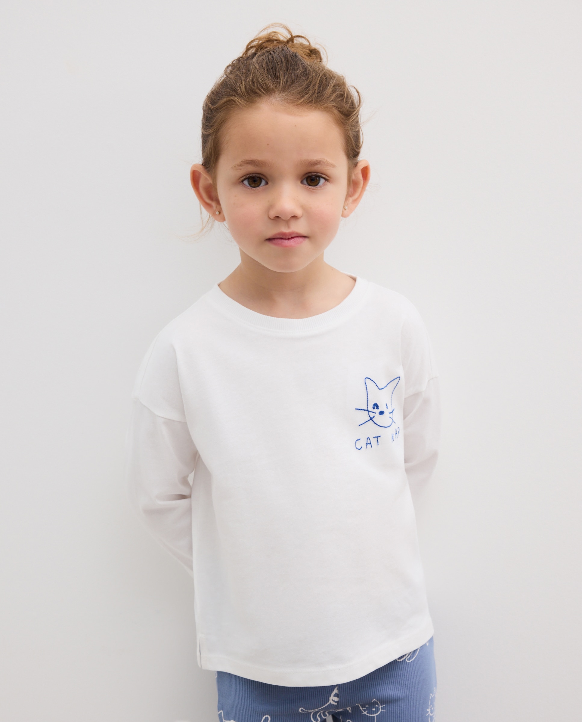 Imagen 1 de Camiseta manga larga lisa con pequeño bordado en pecho lateral gato de niña - Kids El Corte Inglés - Blanco roto Blanco roto
