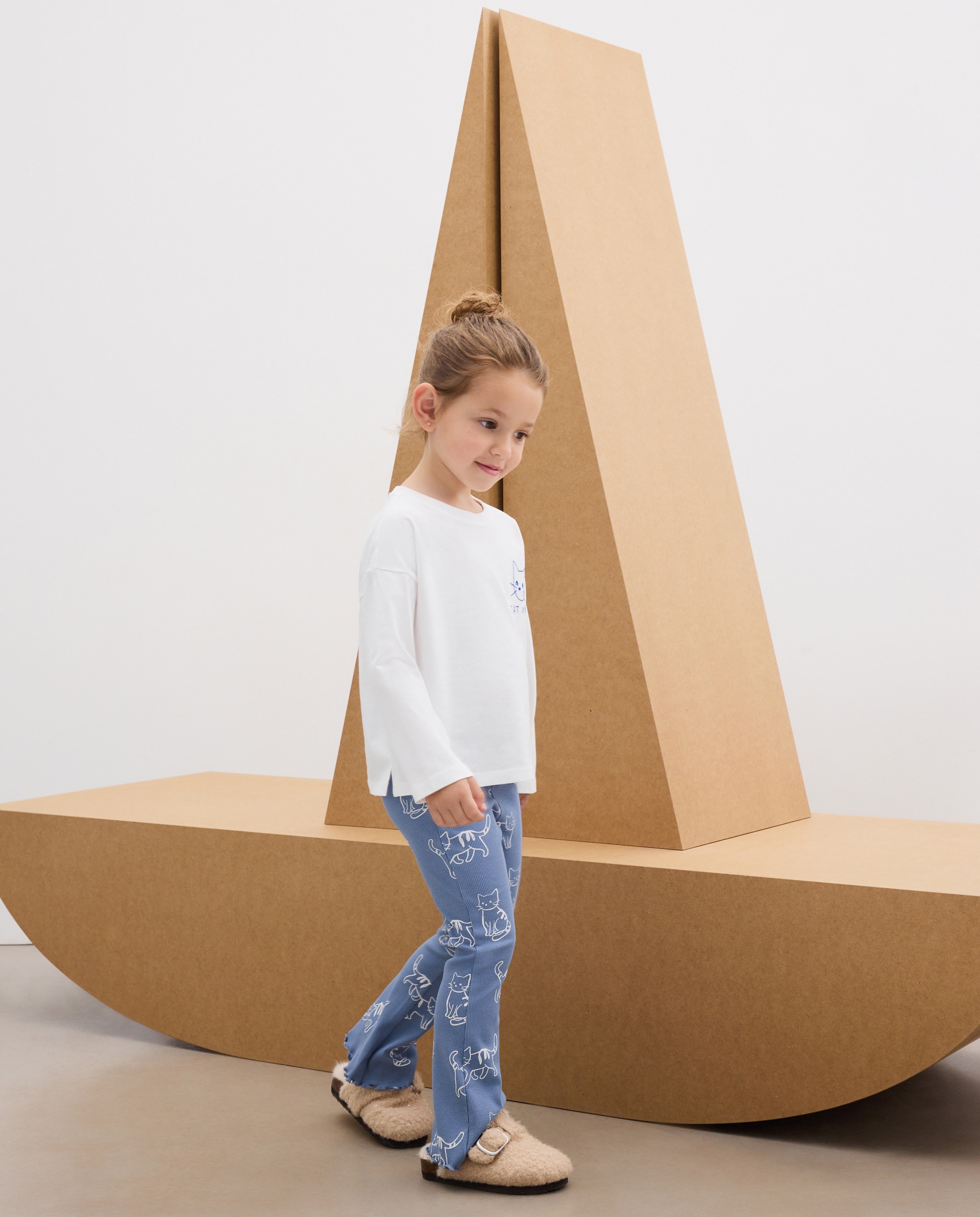 Imagen 2 de Camiseta manga larga lisa con pequeño bordado en pecho lateral gato de niña - Kids El Corte Inglés - Blanco roto Blanco roto