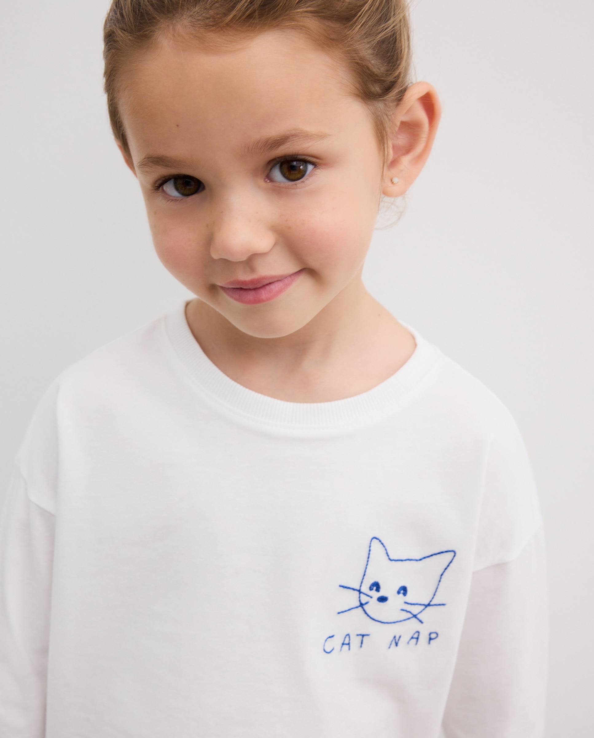 Imagen 3 de Camiseta manga larga lisa con pequeño bordado en pecho lateral gato de niña - Kids El Corte Inglés - Blanco roto Blanco roto