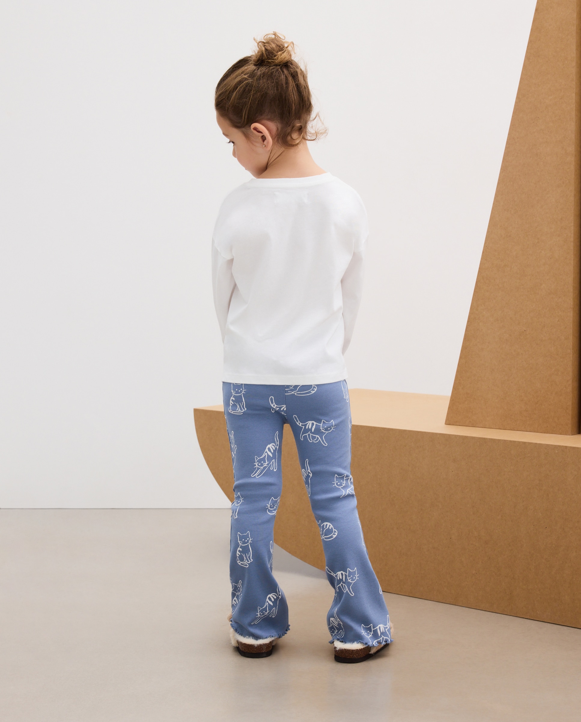 Imagen 4 de Camiseta manga larga lisa con pequeño bordado en pecho lateral gato de niña - Kids El Corte Inglés - Blanco roto Blanco roto