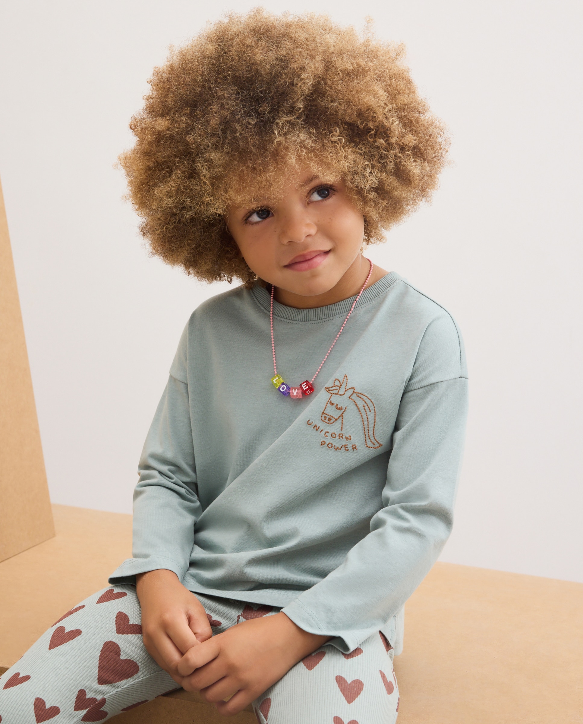 Imagen 1 de Camiseta manga larga lisa con pequeño bordado en pecho lateral gato de niña - Kids El Corte Inglés - Verde Verde
