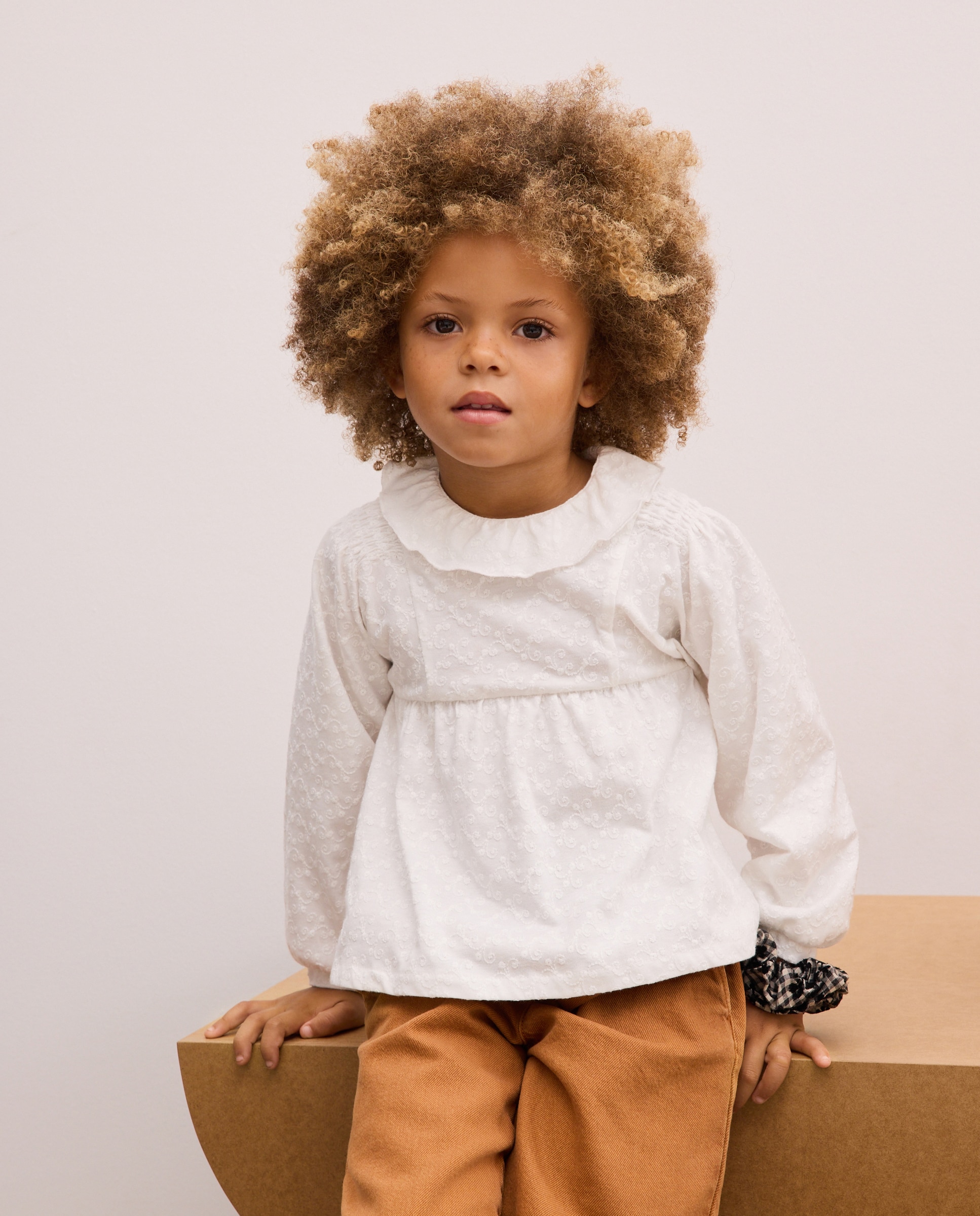 Camiseta romántica all embroidery con cuello volante de niña - Kids El Corte Inglés - Blanco roto Blanco roto-1