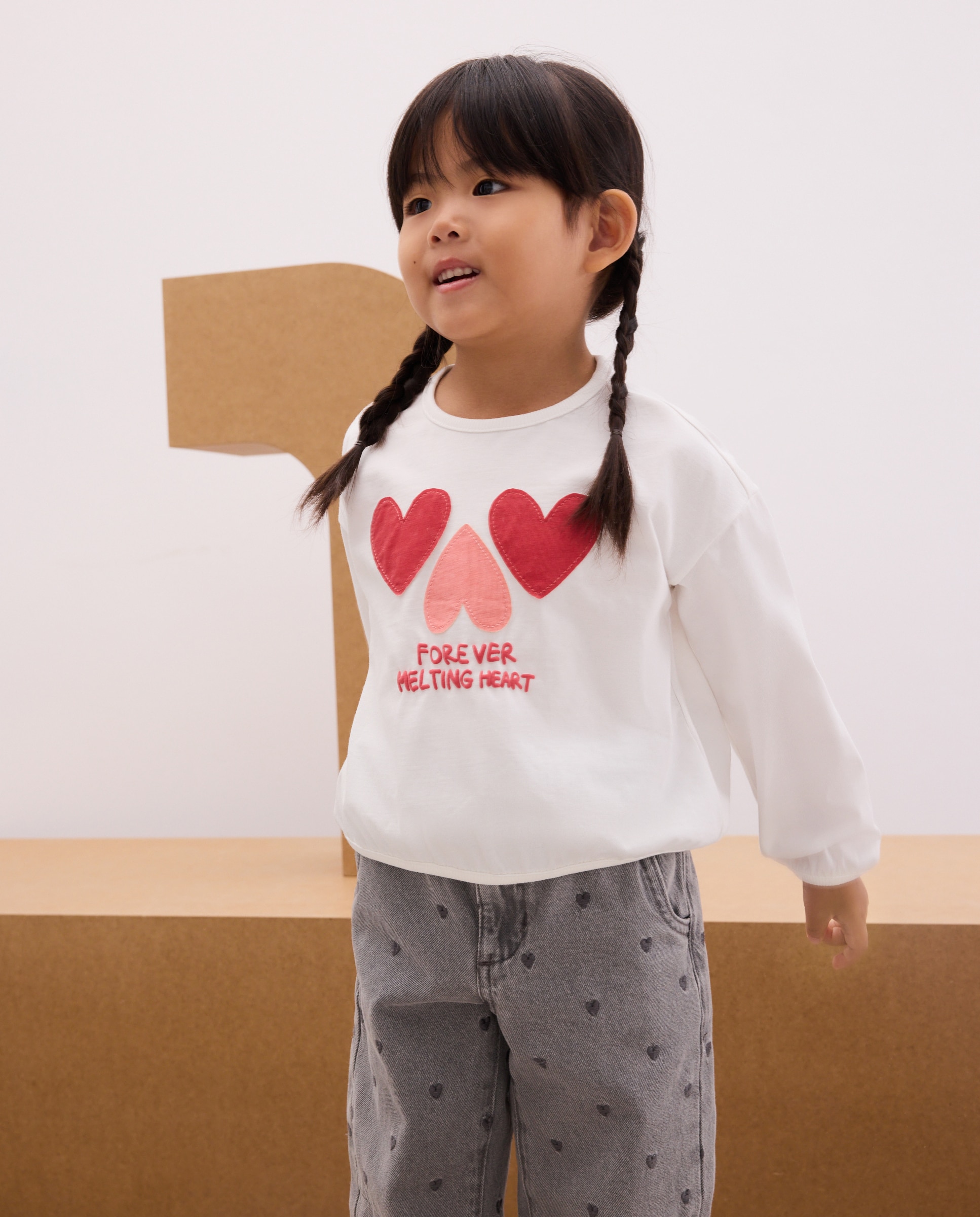 Imagen 0 de Camiseta manga larga  print posicional y patch de estrella en mancha animal de niña Blanco