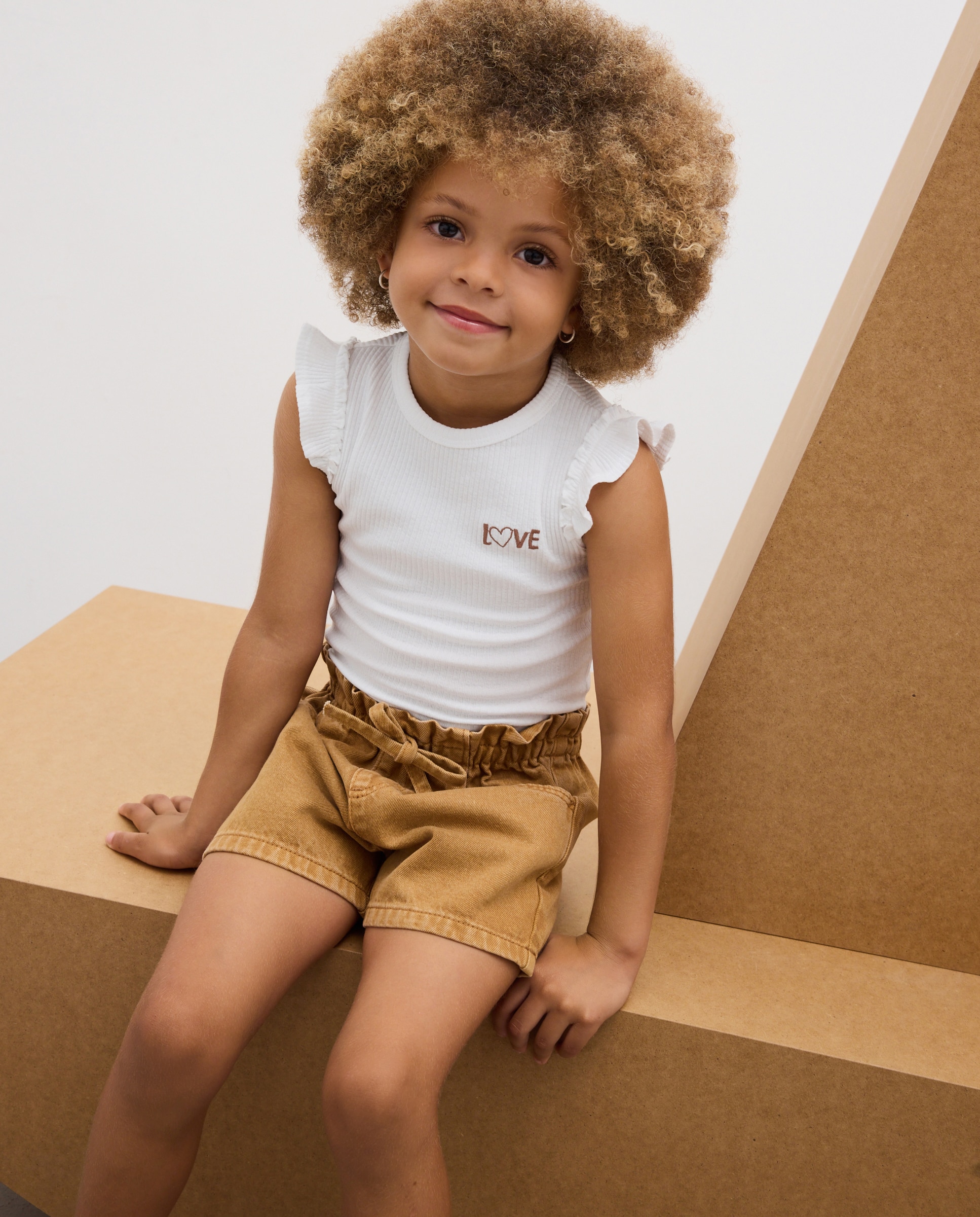 Camiseta de niña sin mangas con pequeño bordado lateral en pecho - Kids El Corte Inglés - Blanco roto Blanco roto-1