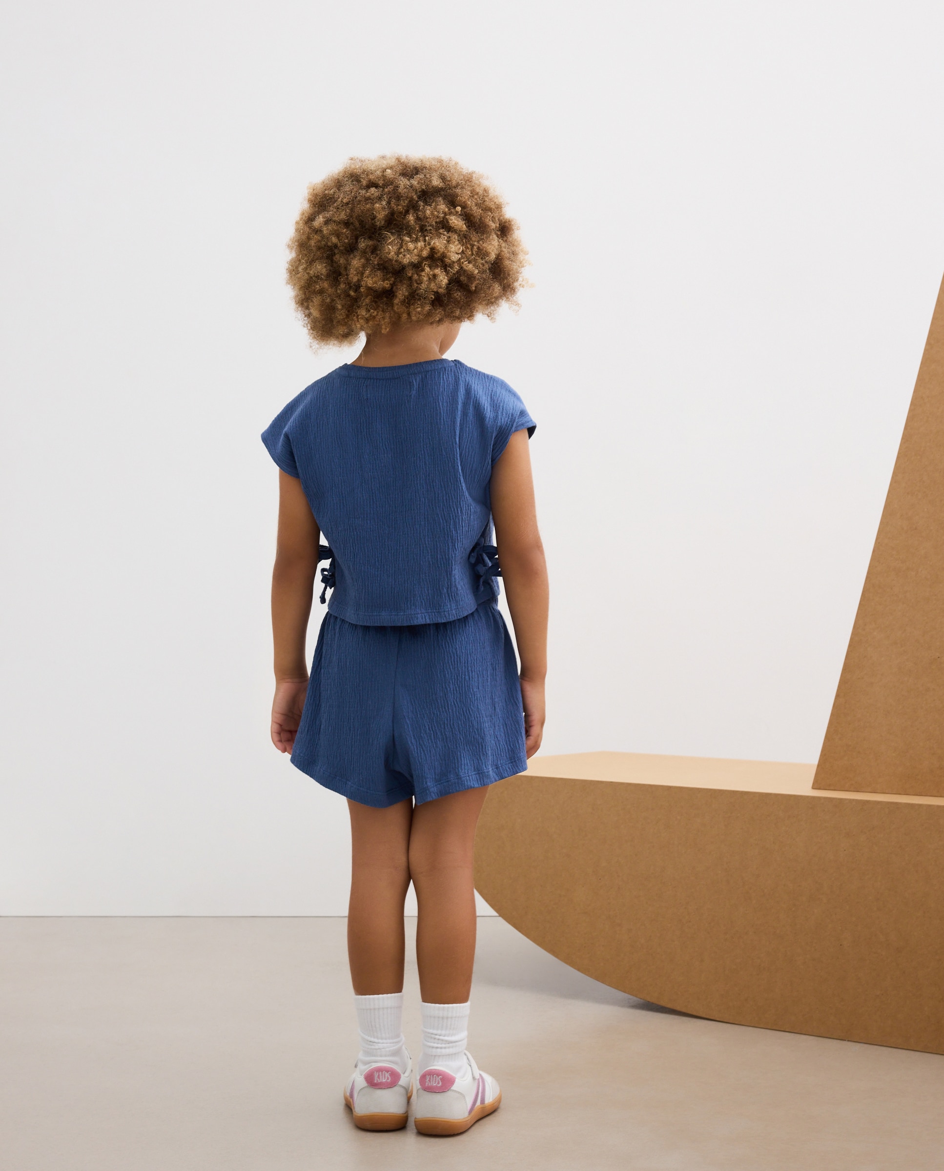 Imagen 3 de Conjunto corto de niña tejido wrinkled con lazos laterales - Kids El Corte Inglés - 400 Azul 400 Azul