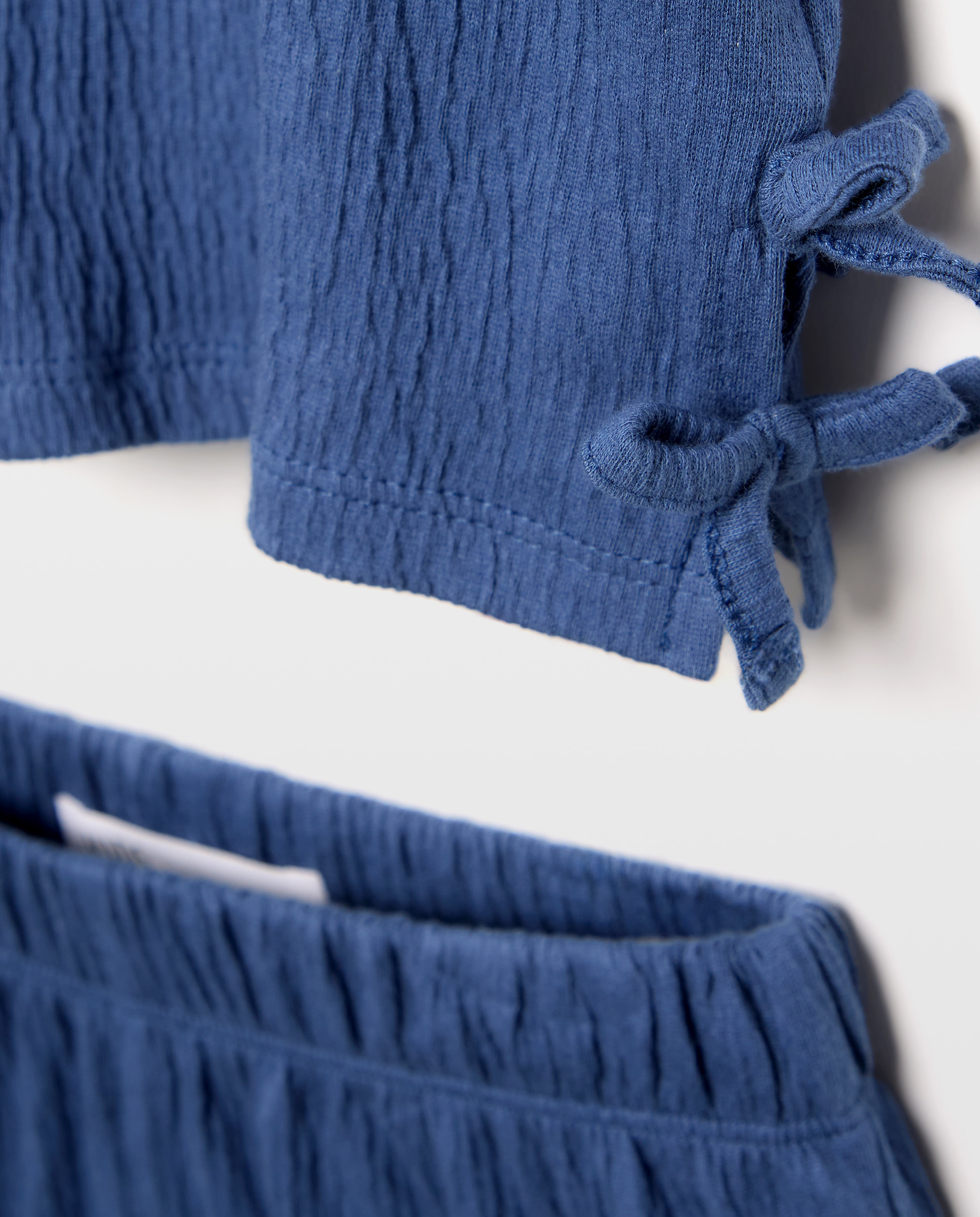 Imagen 5 de Conjunto corto de niña tejido wrinkled con lazos laterales - Kids El Corte Inglés - 400 Azul 400 Azul