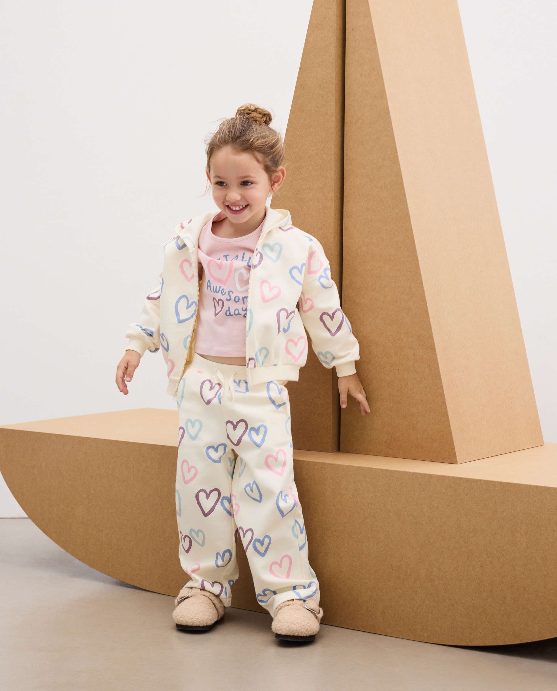 Imagem 0 de Conjunto de Três Peças de Criança em Fantasia com Sweatshirt Aberta com Capuz e Estampado All Over e Calças com Estampado All Over de Corações