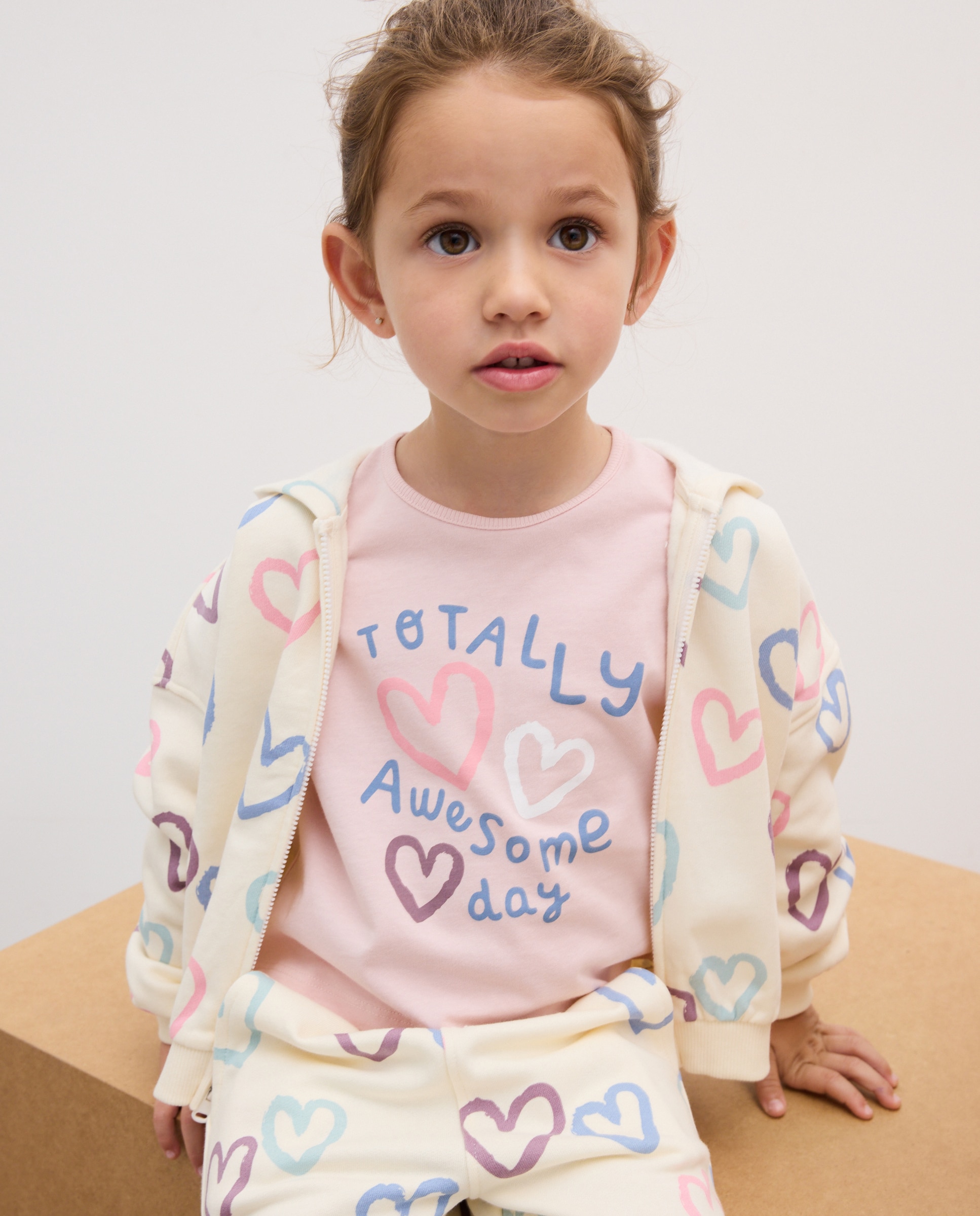Conjunto de Três Peças de Criança em Fantasia com Sweatshirt Aberta com Capuz e Estampado All Over e Calças com Estampado All Over de Corações Branco-2