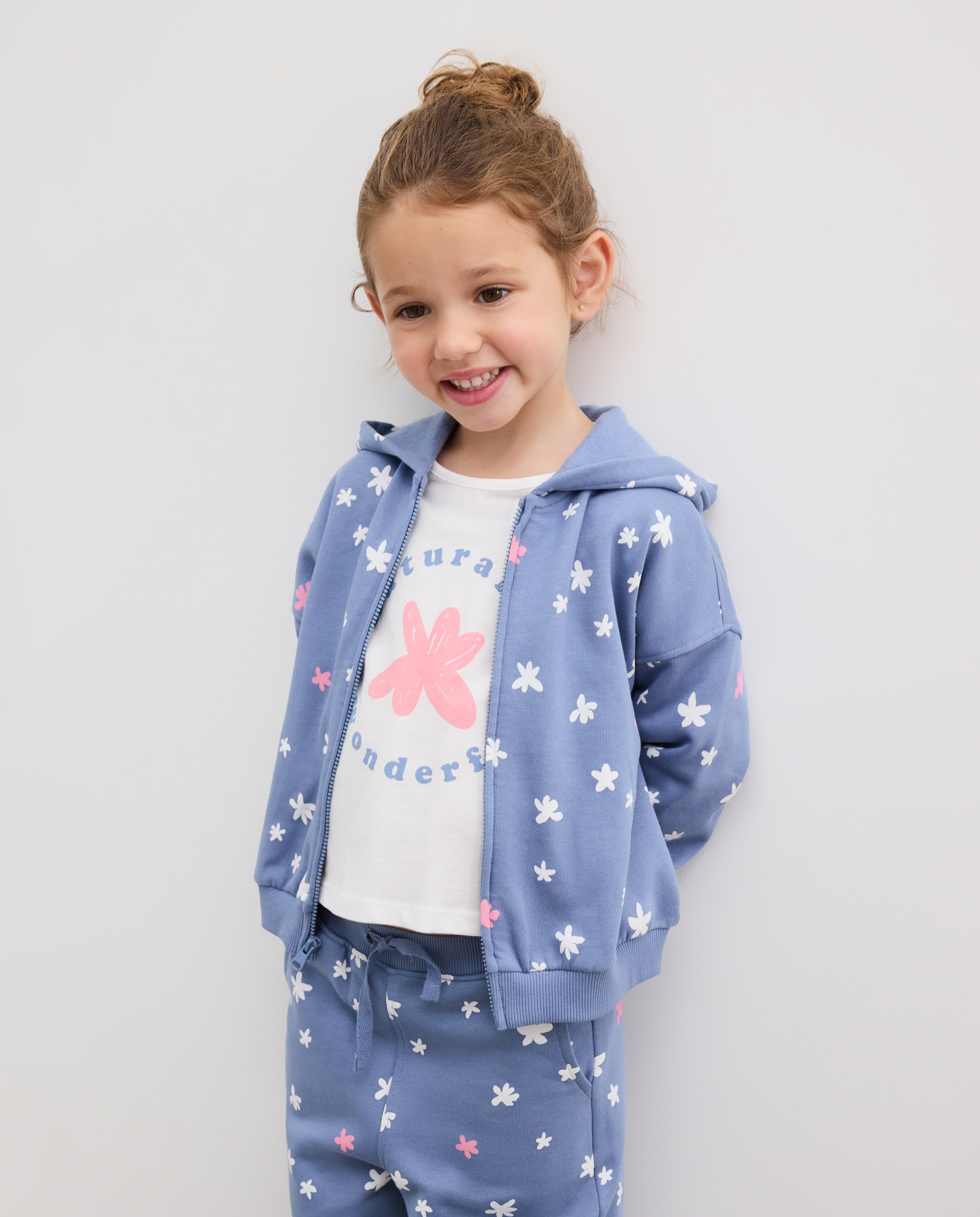 Imagem 0 de Conjunto de Três Peças de Criança em Fantasia com Sweatshirt Aberta com Capuz e Estampado All Over e Calças com Estampado All Over de Estrelas