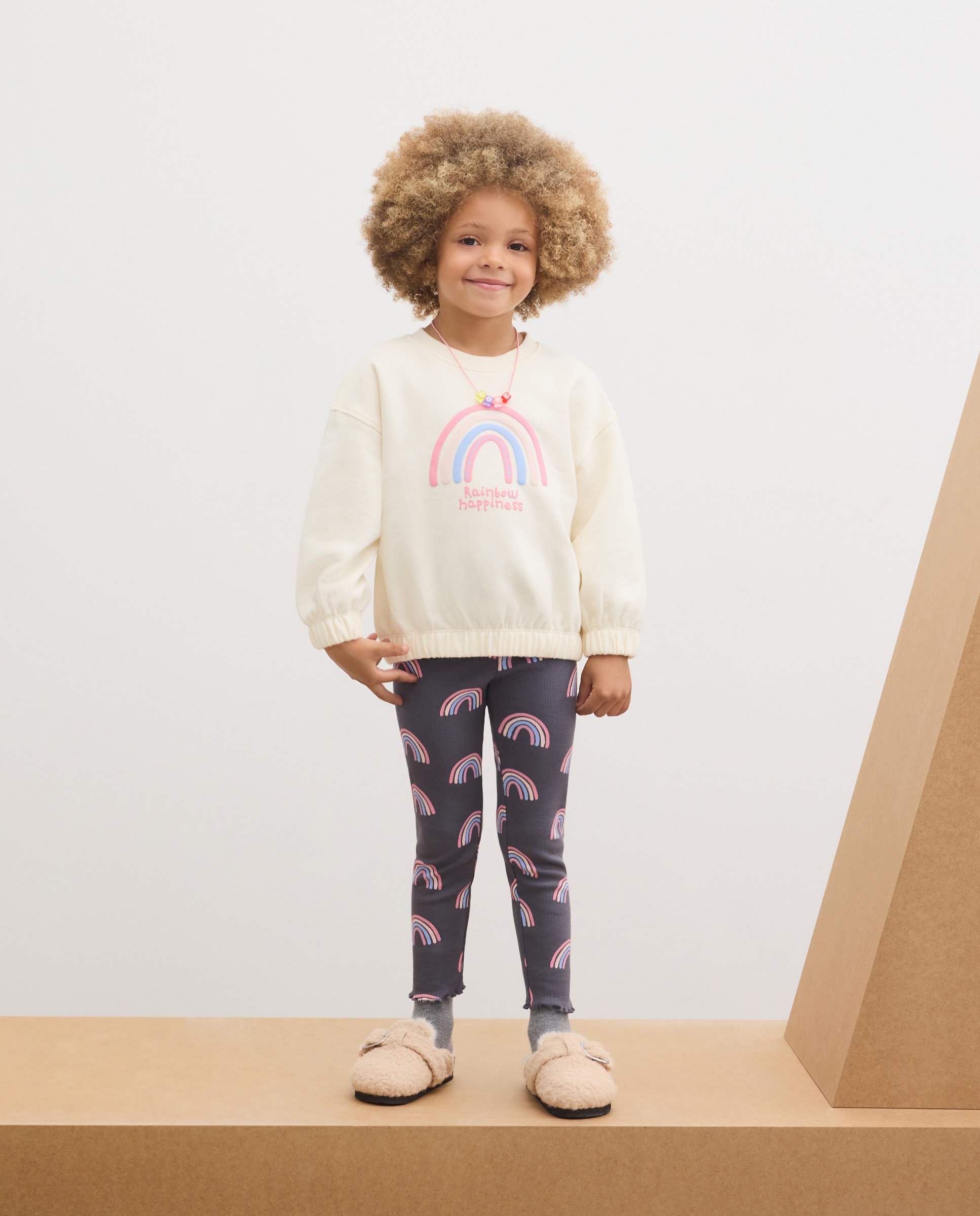 Imagem 0 de Conjunto de 2 peças de Criança com Sweatshirt com Estampado Posicional de Arco-íris e leggings Canelados com Estampado All Over