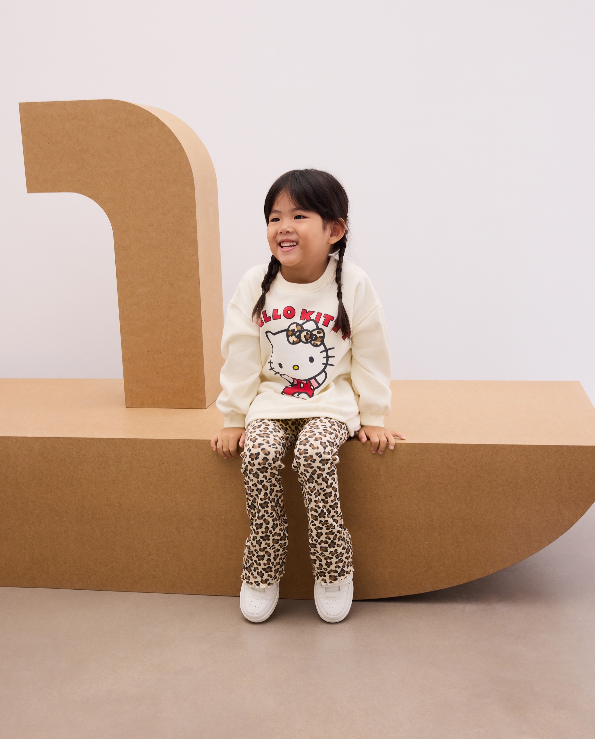 Imagen 0 de Conjunto sudadera print posicional HELLO KITTY y legging flare print animal de niña Multicolor