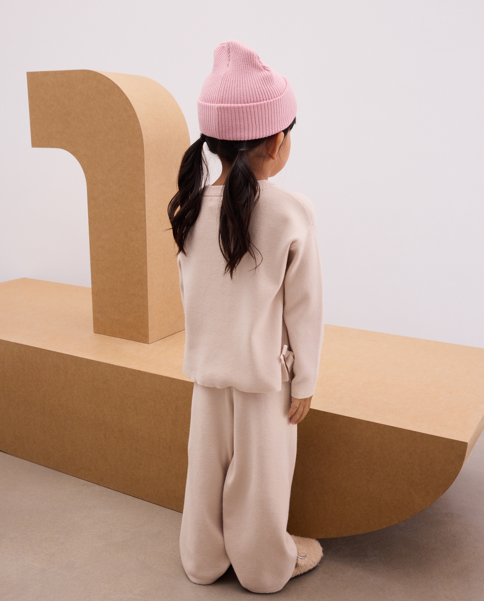 Imagen 3 de Pantalón resto tricot ancho a juego con jersey de flores bordado de niña - Kids El Corte Inglés - Beige Beige