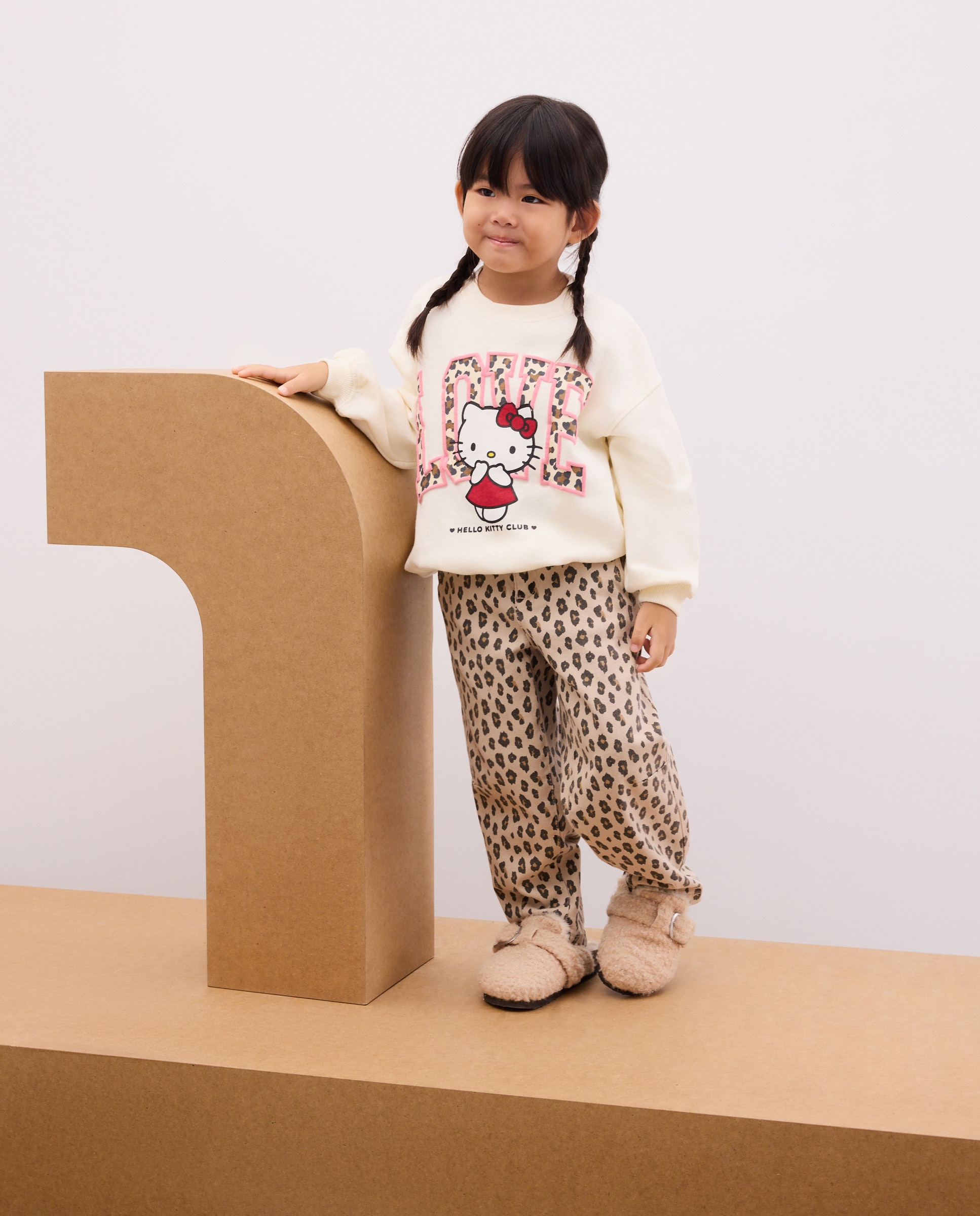 Imagen 0 de Pantalón denim barrel con gomas con animal print de niña Camel