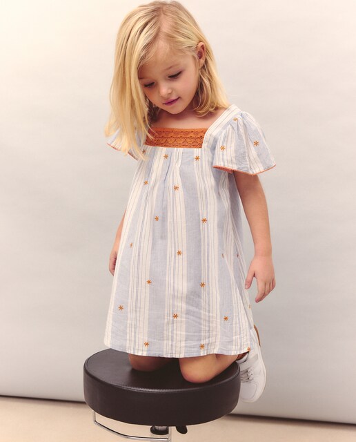 Vestido manga corta rayas con flores bordadas estampado con puntilla en escote de niña