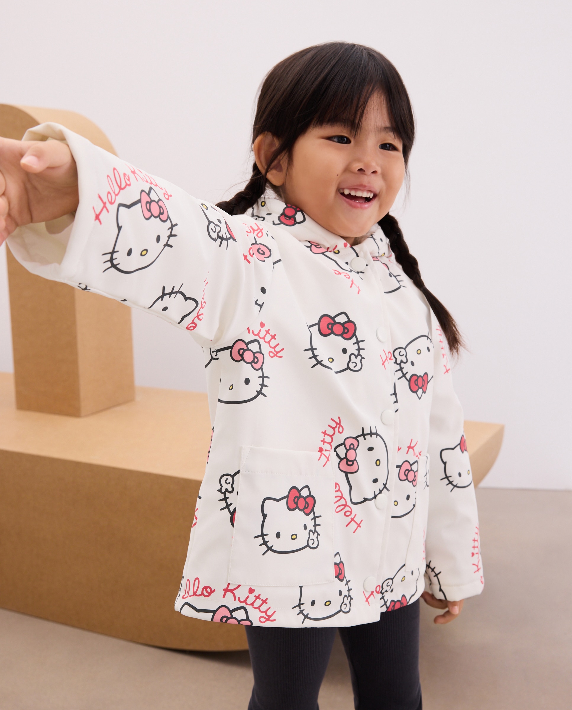 Imagen 0 de Parka lisa engomada all over print HELLO HITTY de niña Blanco
