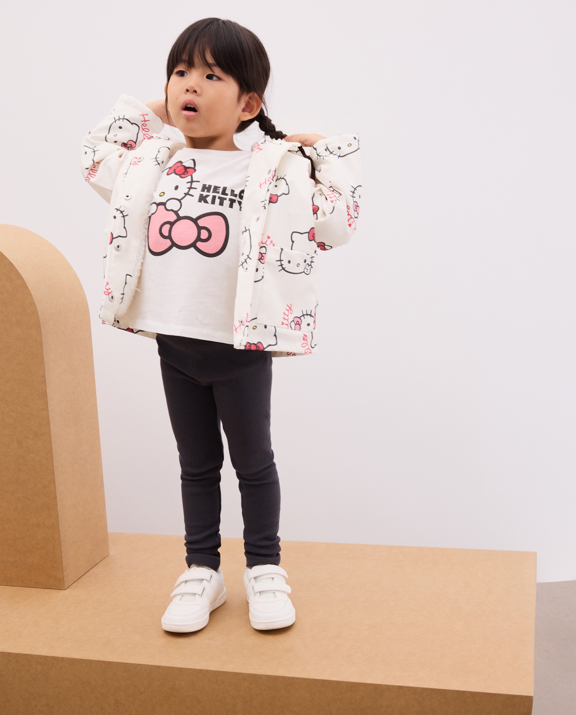 Parka Lisa Engomada com All Over Print Hello Hitty Branco-2