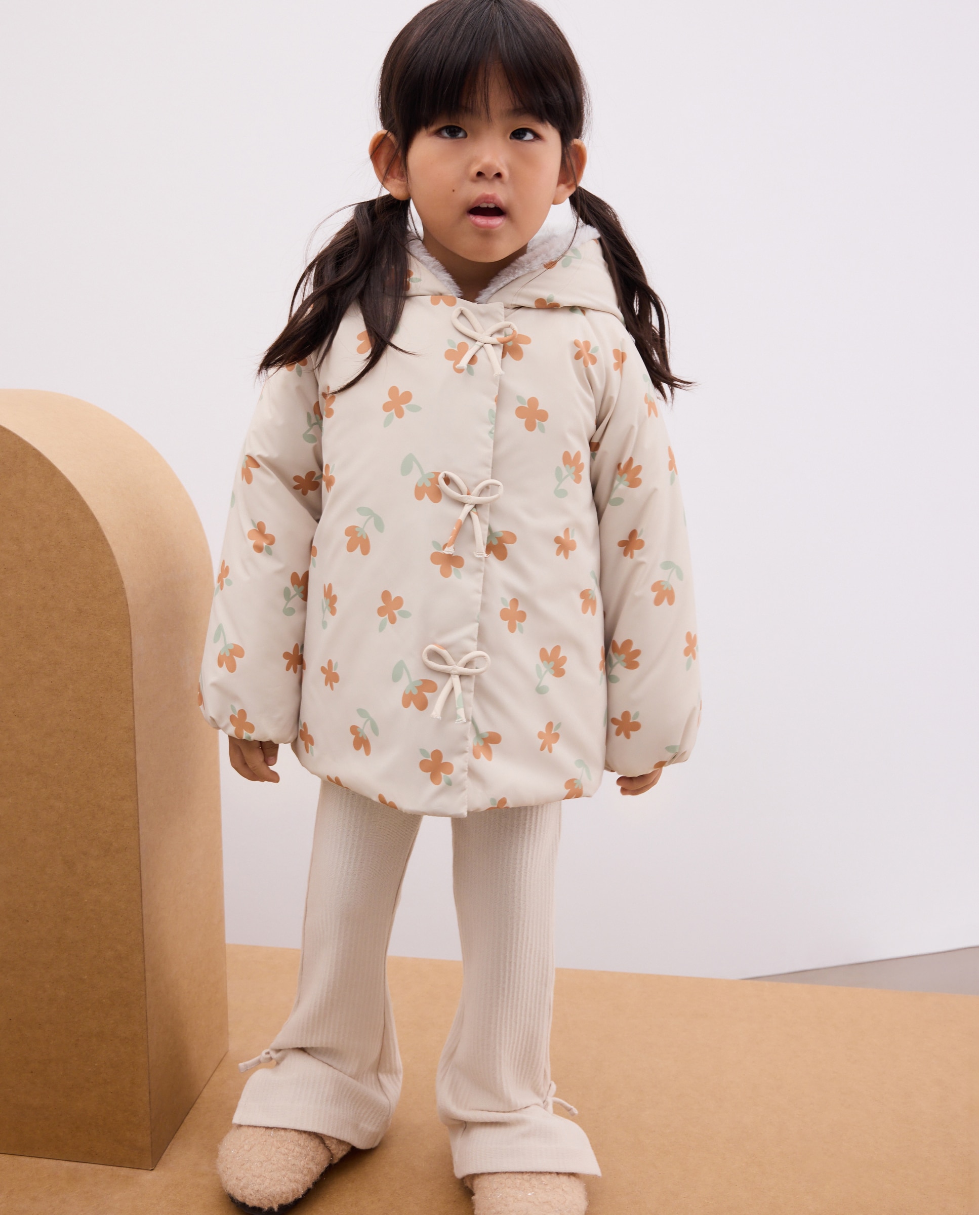 Imagen 0 de Plumífero con capucha all over print flores con lazos en plaqueta y pelo interior de niña Blanco