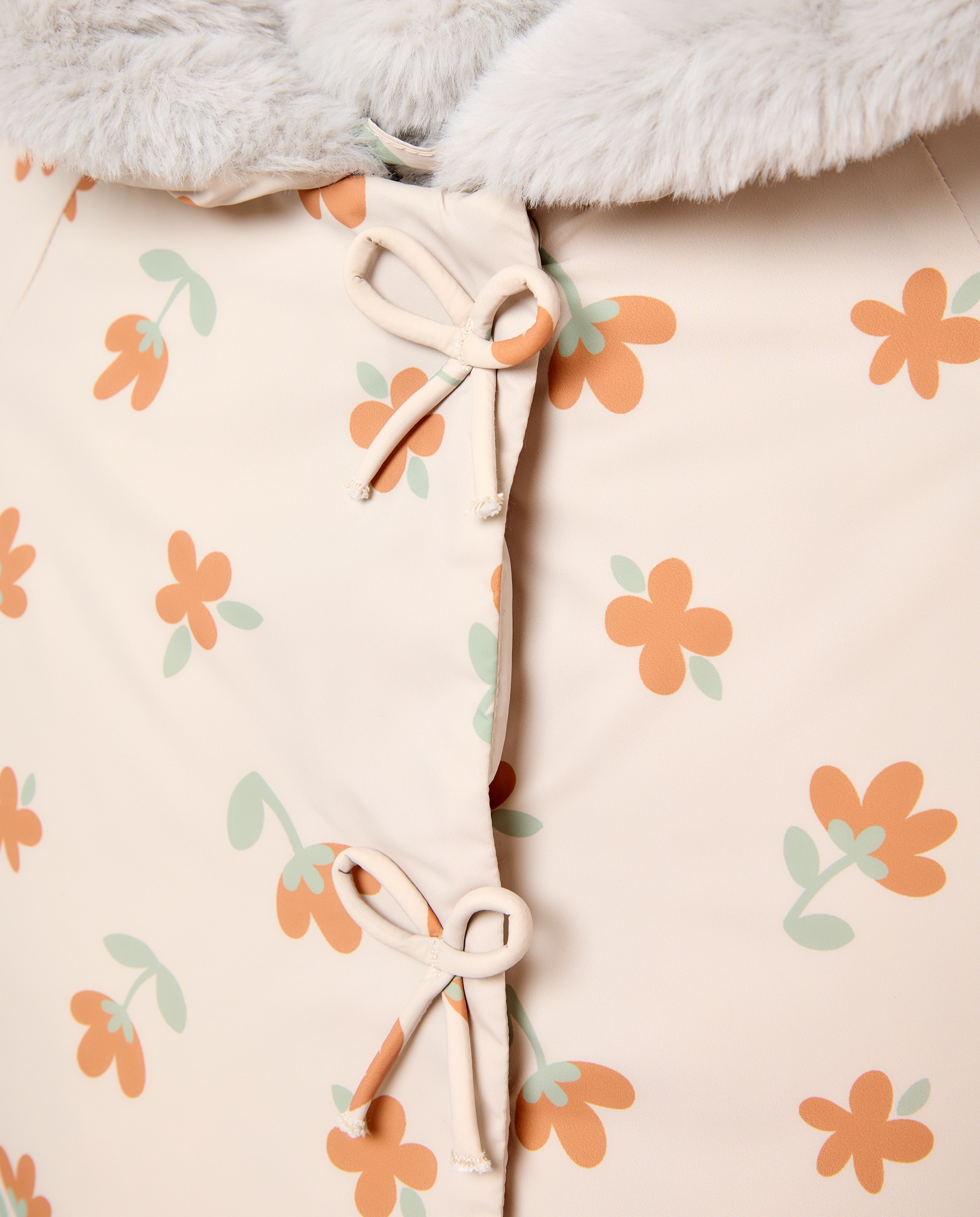 Blusão Acolchoado de Criança com Capuz e Estampado All Over de Flores com Laços na Aba e Pelo Interior Branco-2