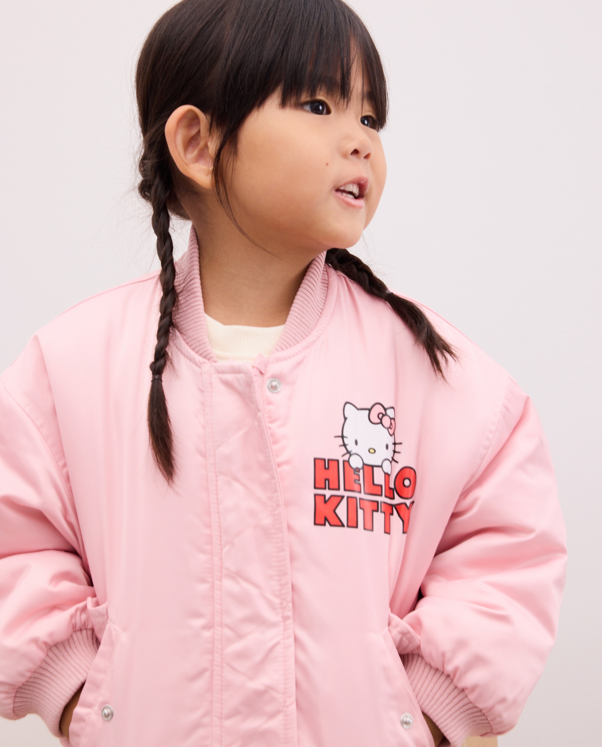 Imagen 0 de Plumífero tipo bomber con estampado posicional en espalda HELLO KITTY de niña Rosa