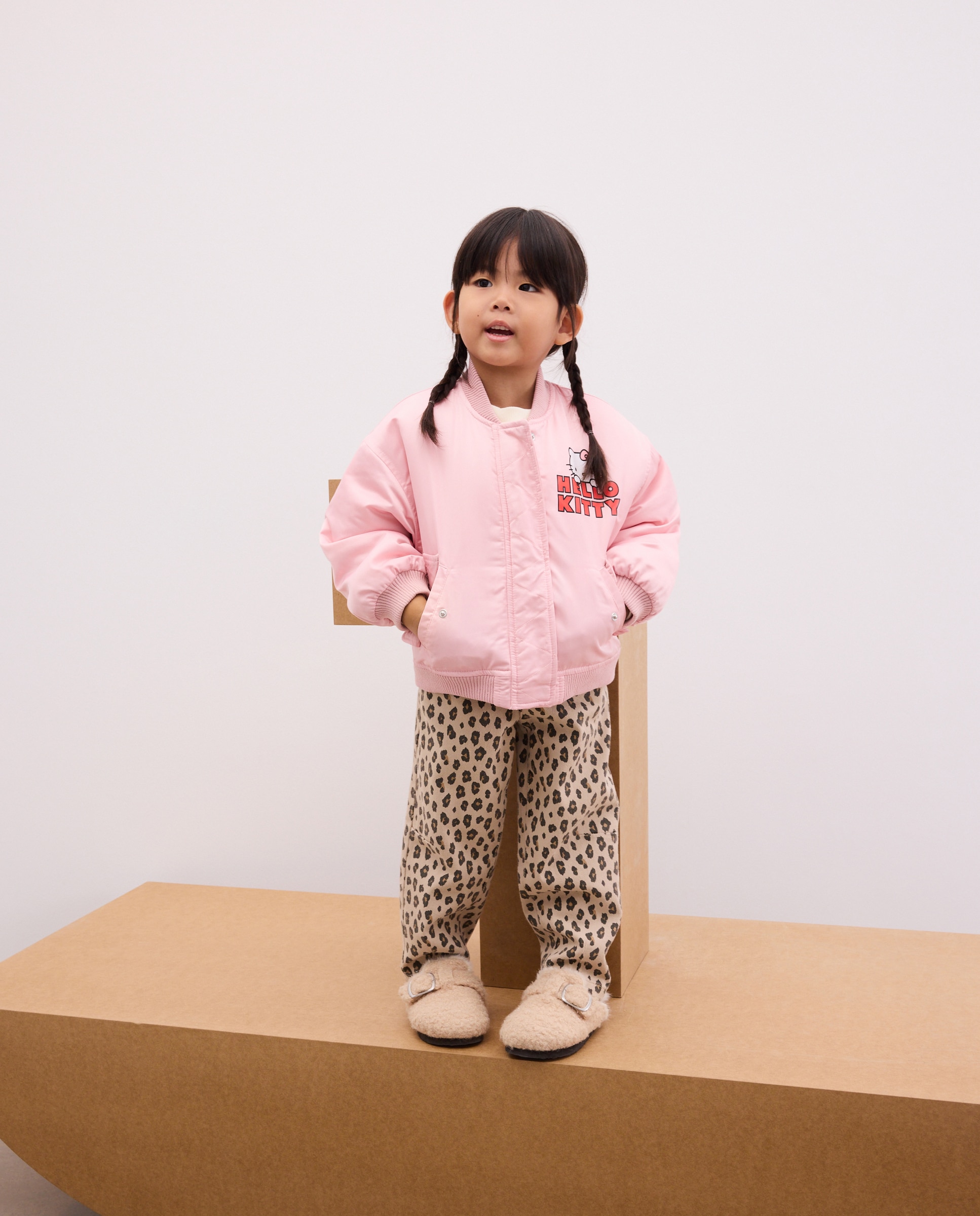 Imagen 2 de Plumífero tipo bomber con estampado posicional en espalda HELLO KITTY de niña - Kids El Corte Inglés - Rosa Rosa