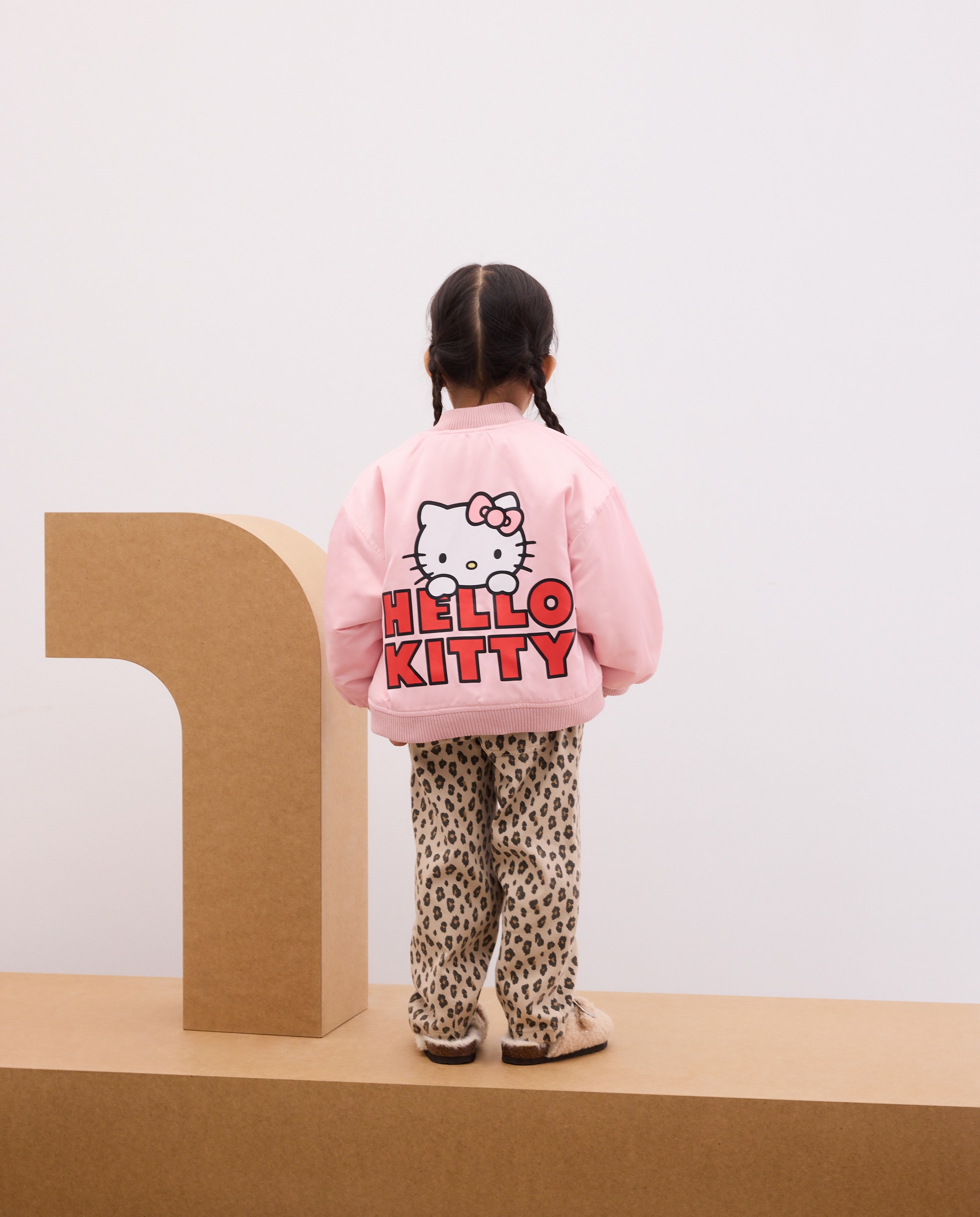 Imagen 3 de Plumífero tipo bomber con estampado posicional en espalda HELLO KITTY de niña - Kids El Corte Inglés - Rosa Rosa