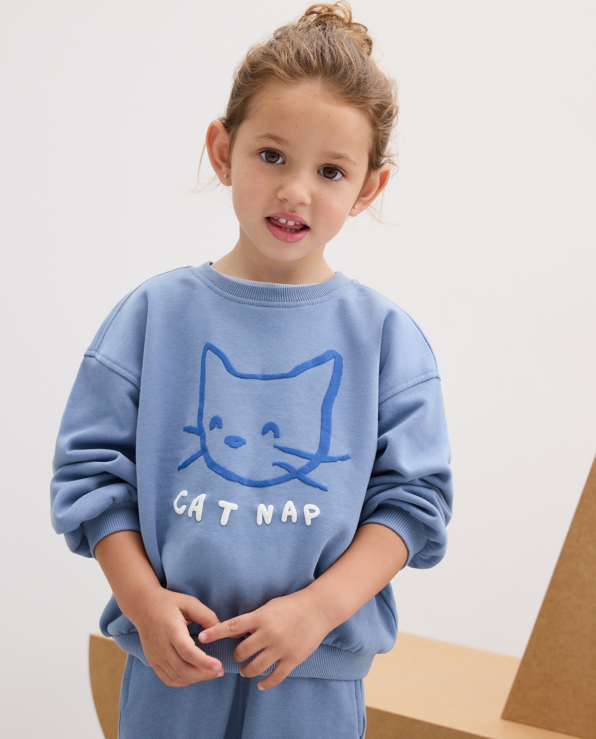 Imagen 0 de Sudadera felpa cuello caja básica con posicional puff print "gato" de niña Azul