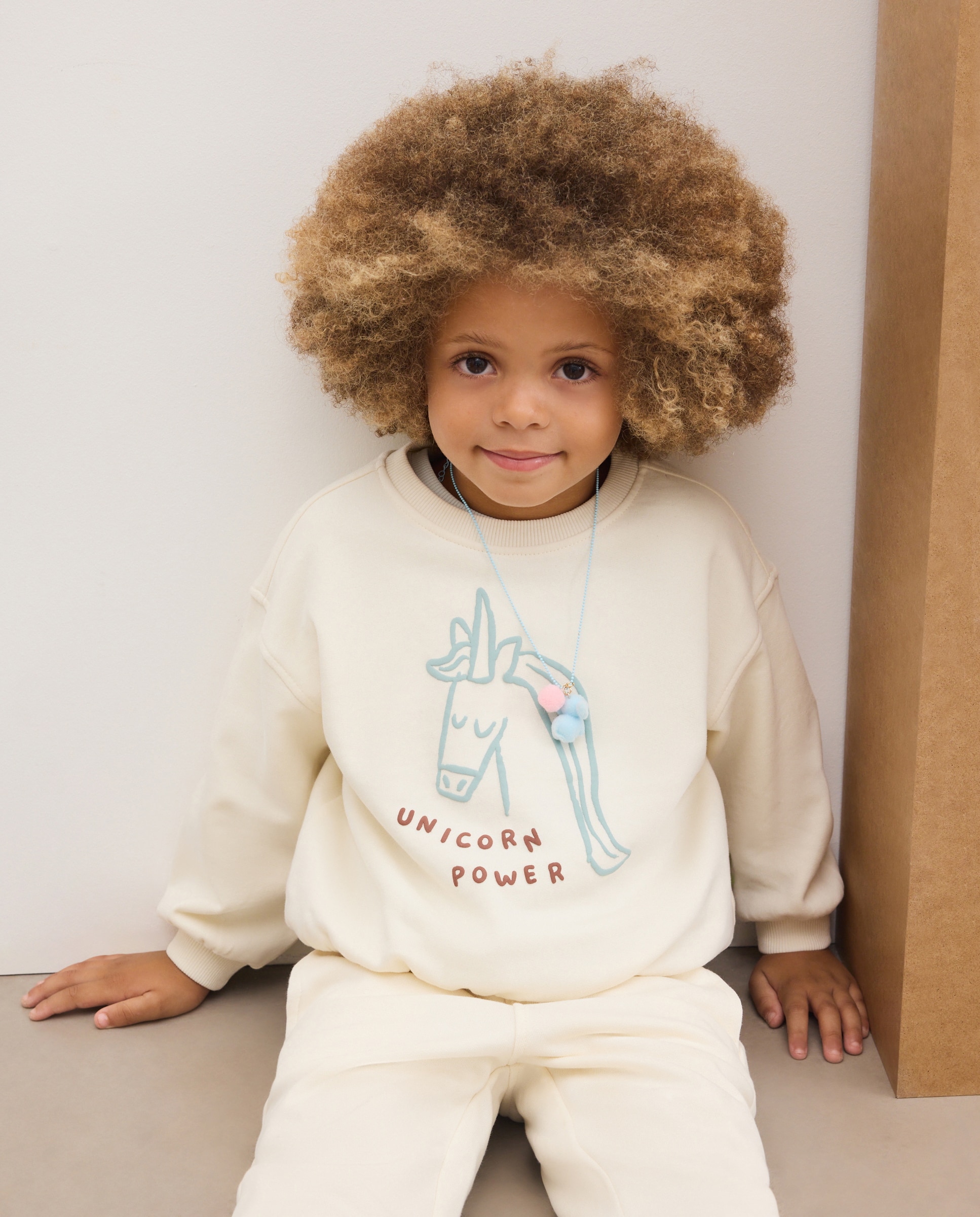 Sweatshirt de Criança em Felpa com Decote Redondo Básica com estampado posicional "Unicórnio" Branco-2
