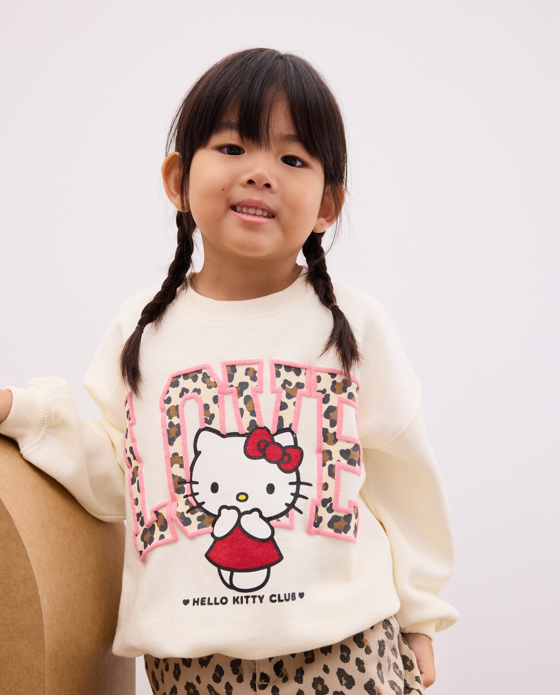 Imagen 0 de Sudadera cuello caja print posicional HELLO KITTY "love" en print animal de niña Blanco