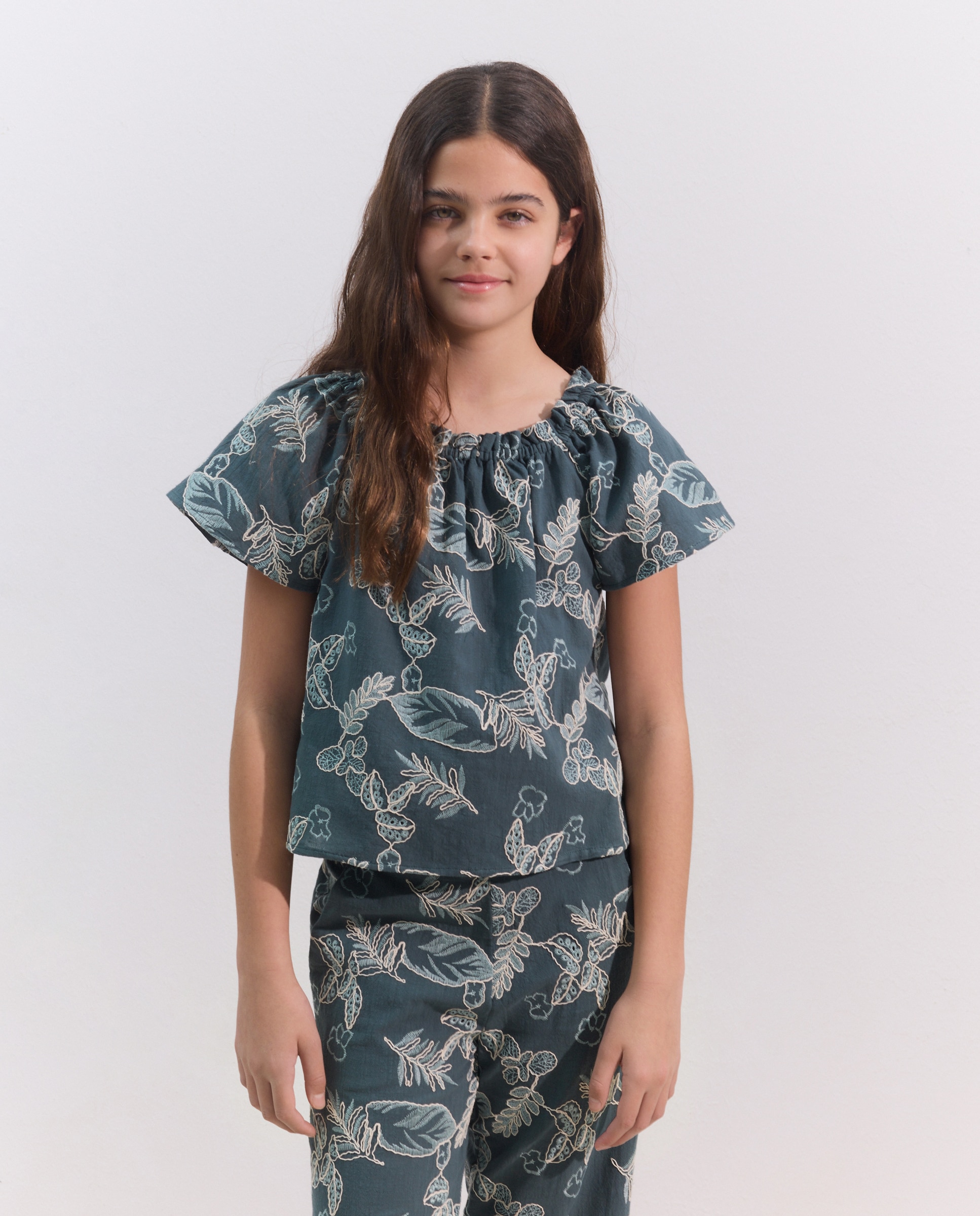 Imagem 0 de Blusa de Manga Curta com Ombro com Bordado de Fantasia
