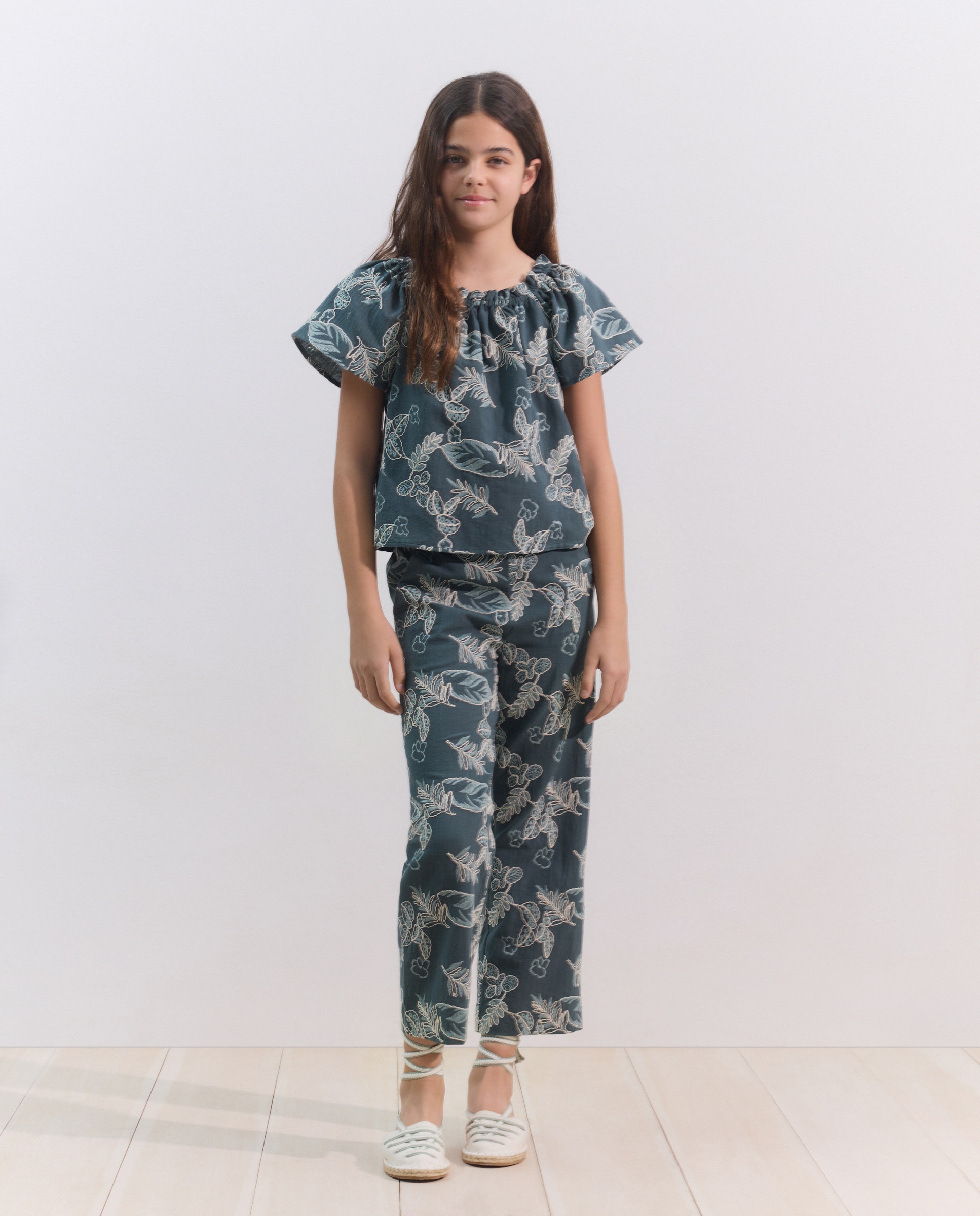 Imagem 0 de Calças com Bordado de Fantasia