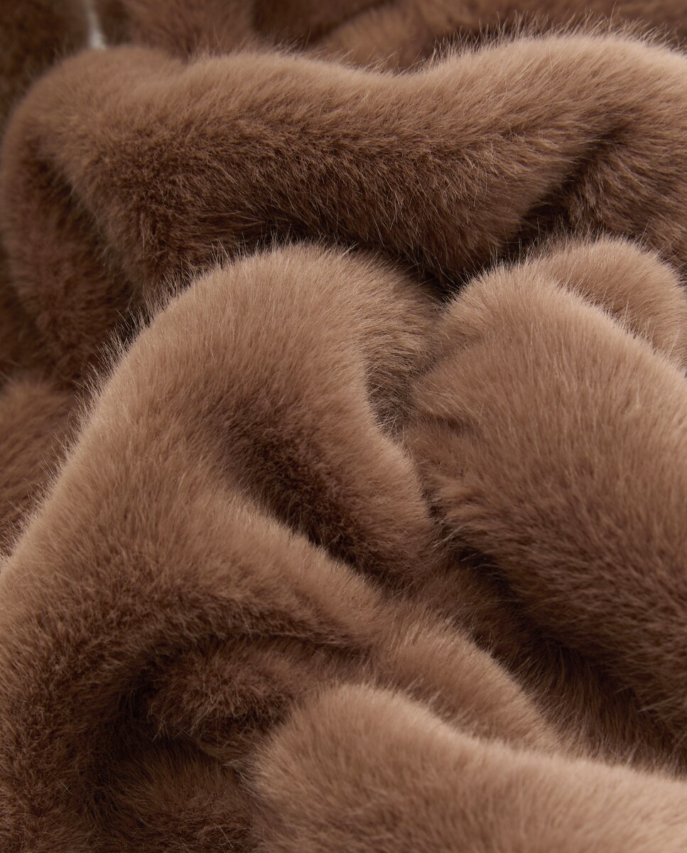 Gola com Efeito de Pelo Enrugado Preto-2