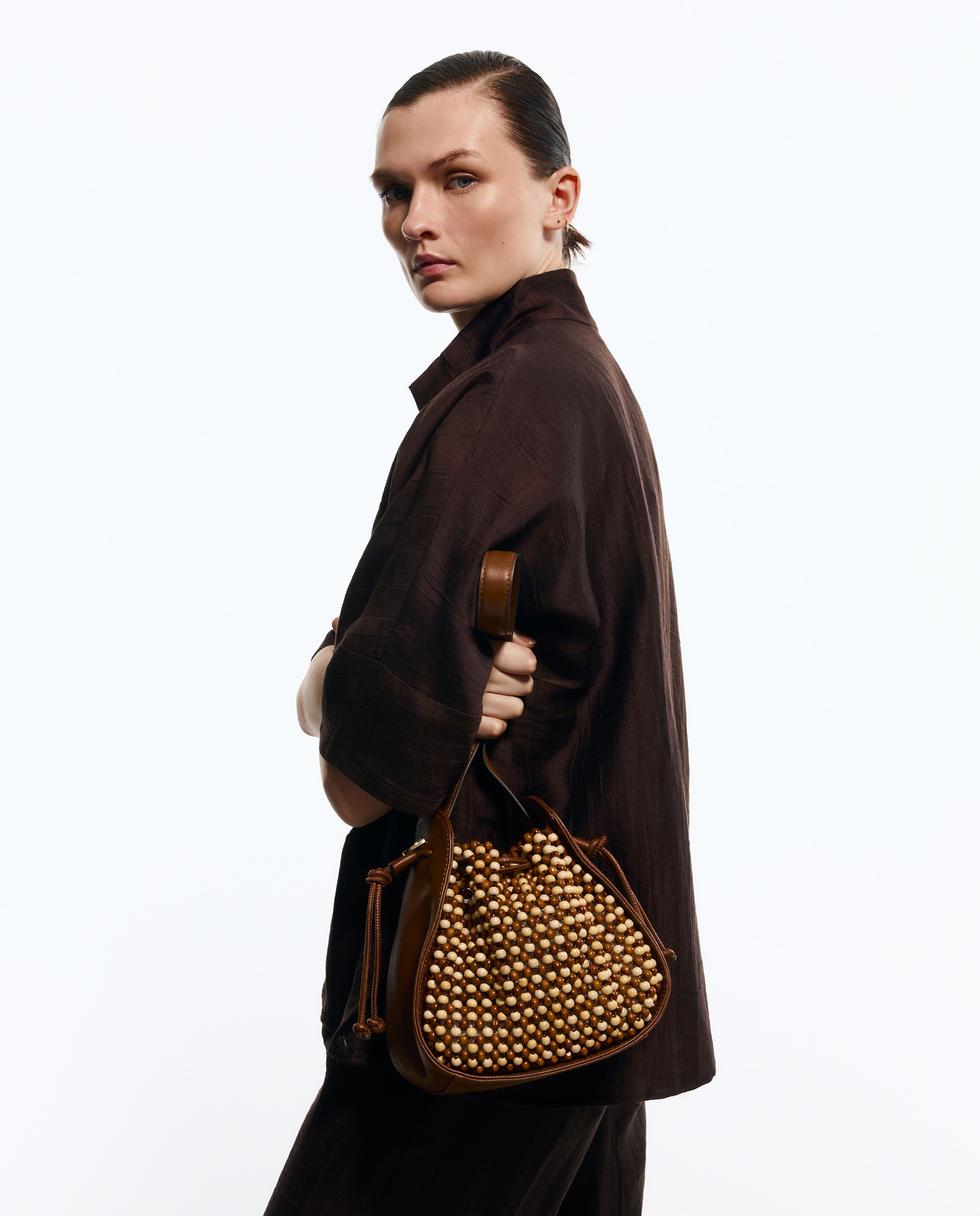 Mala a Tiracolo com Bolinhas de Madeira e Pele 730 Camel-5