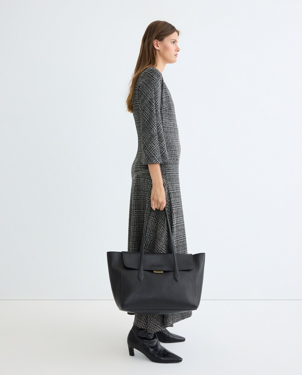 Mala Shopper com Aba e Fecho Metálico Preto-4