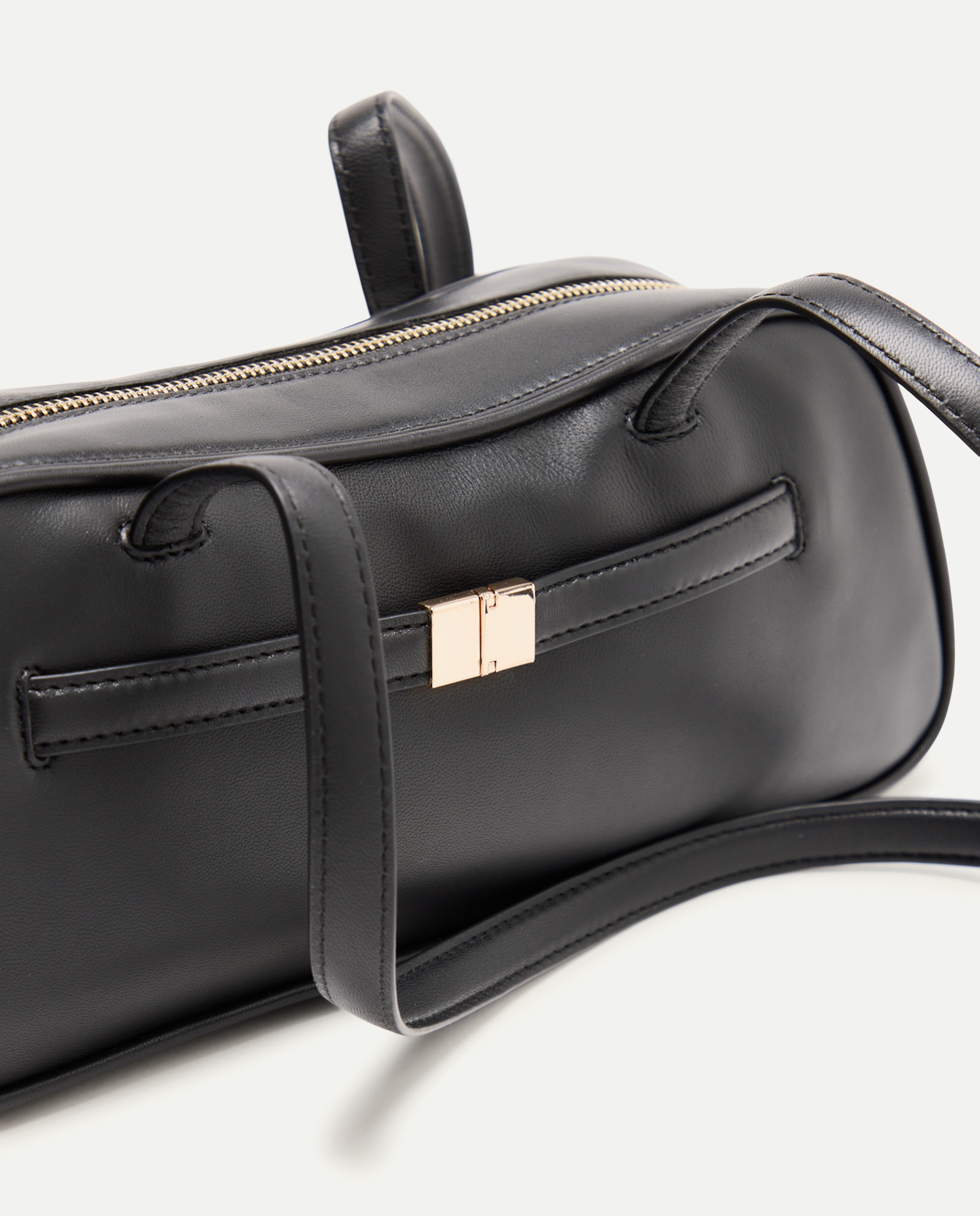 Mala Hobo Tipo Baguette em Pele com Fecho Metálico Preto-4