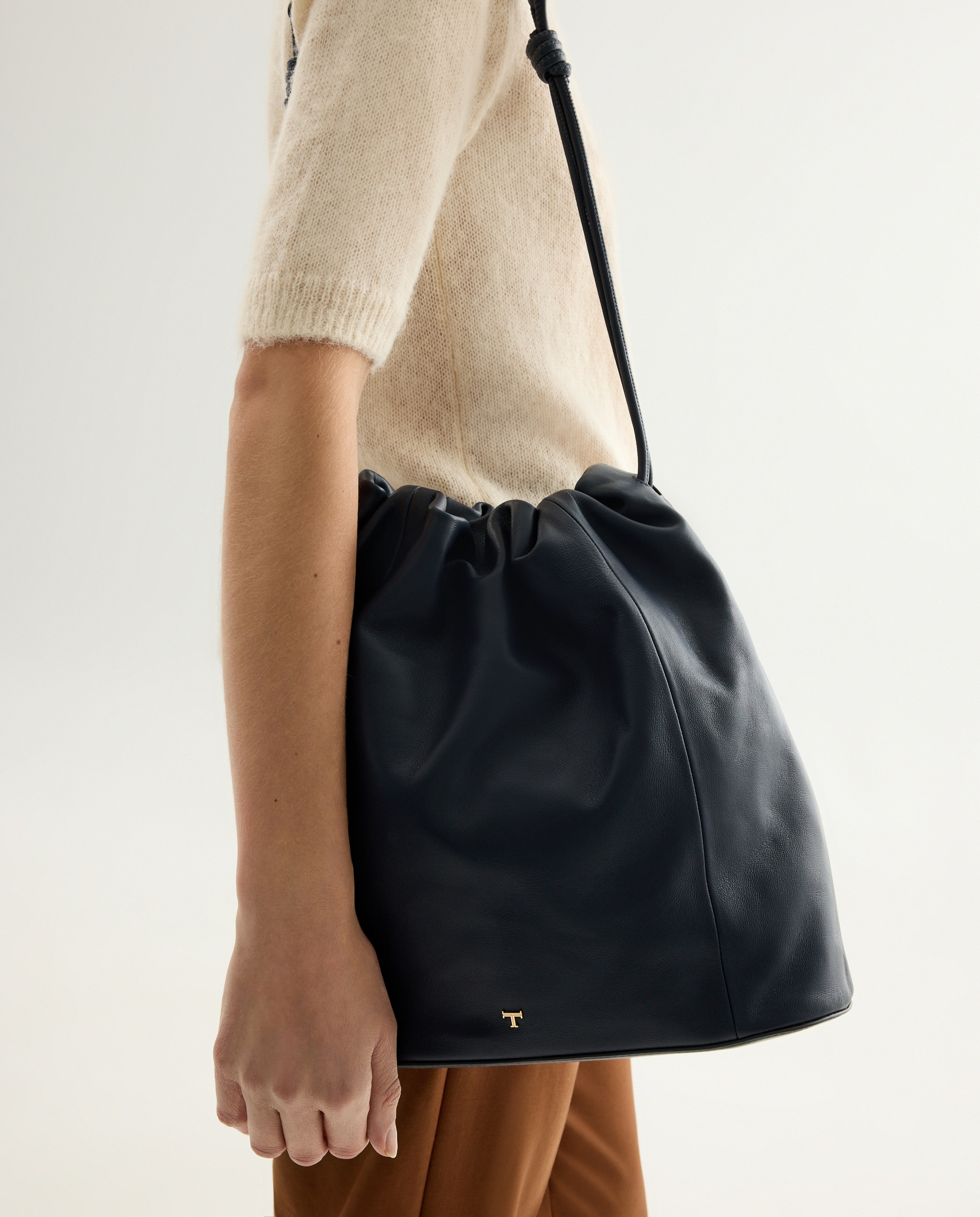 Mala Hobo Tipo Saco Franzida em Pele Azul-marinho-5