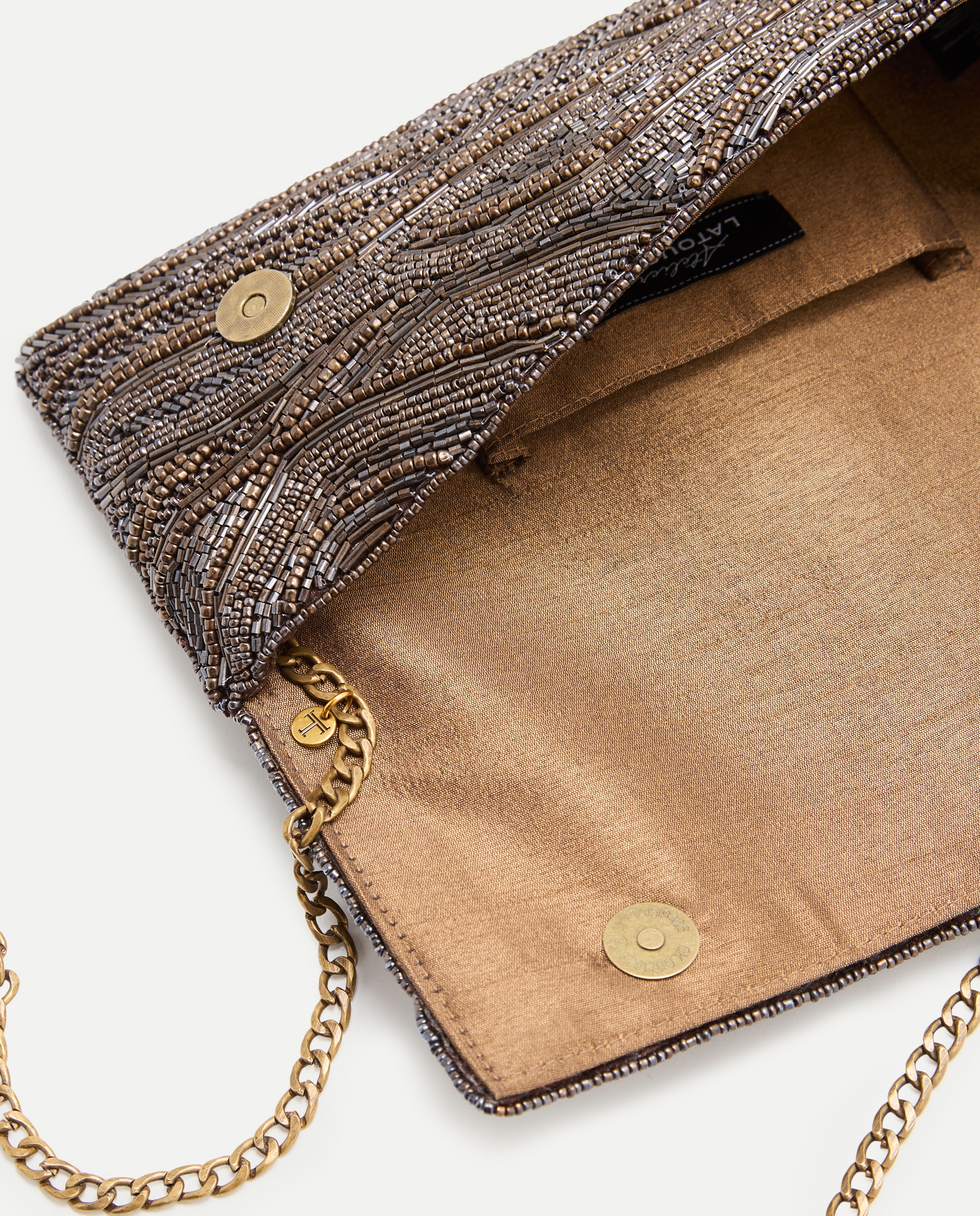 Mala Clutch com Missangas em Ondas Chocolate-5