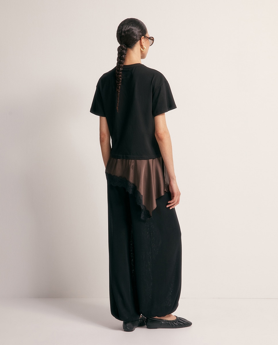 T-shirt com Detalhe de Renda Preto-5