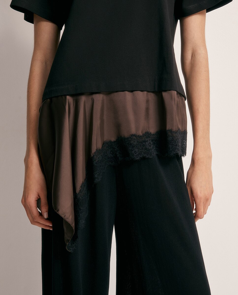 T-shirt com Detalhe de Renda Preto-6