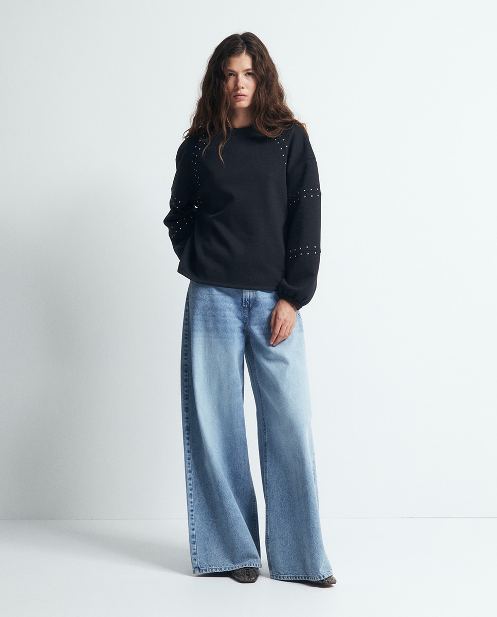 Sweatshirt com Tachas Preto-2