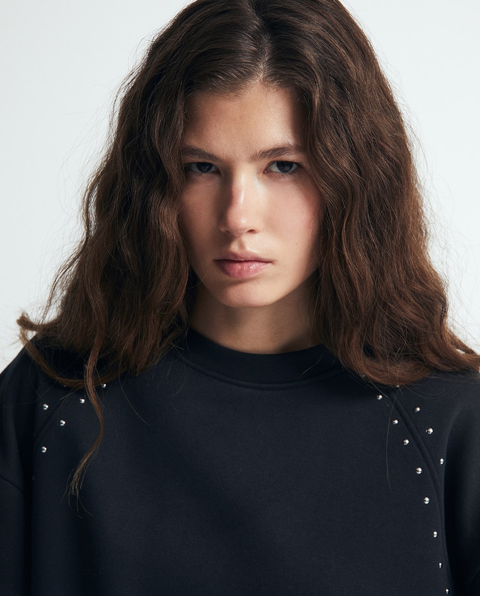 Sweatshirt com Tachas Preto-3