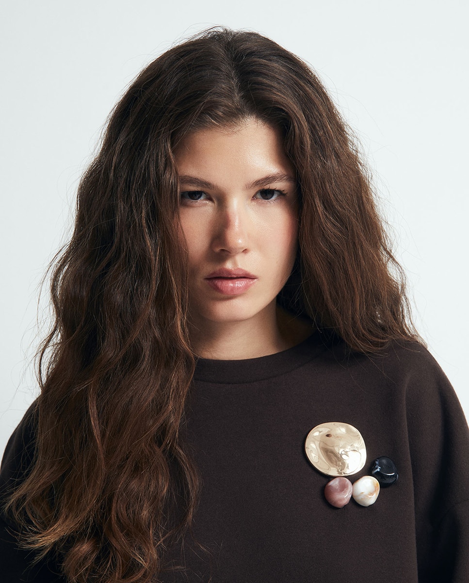 Sweatshirt com Pregadeira e Peças Chocolate-2